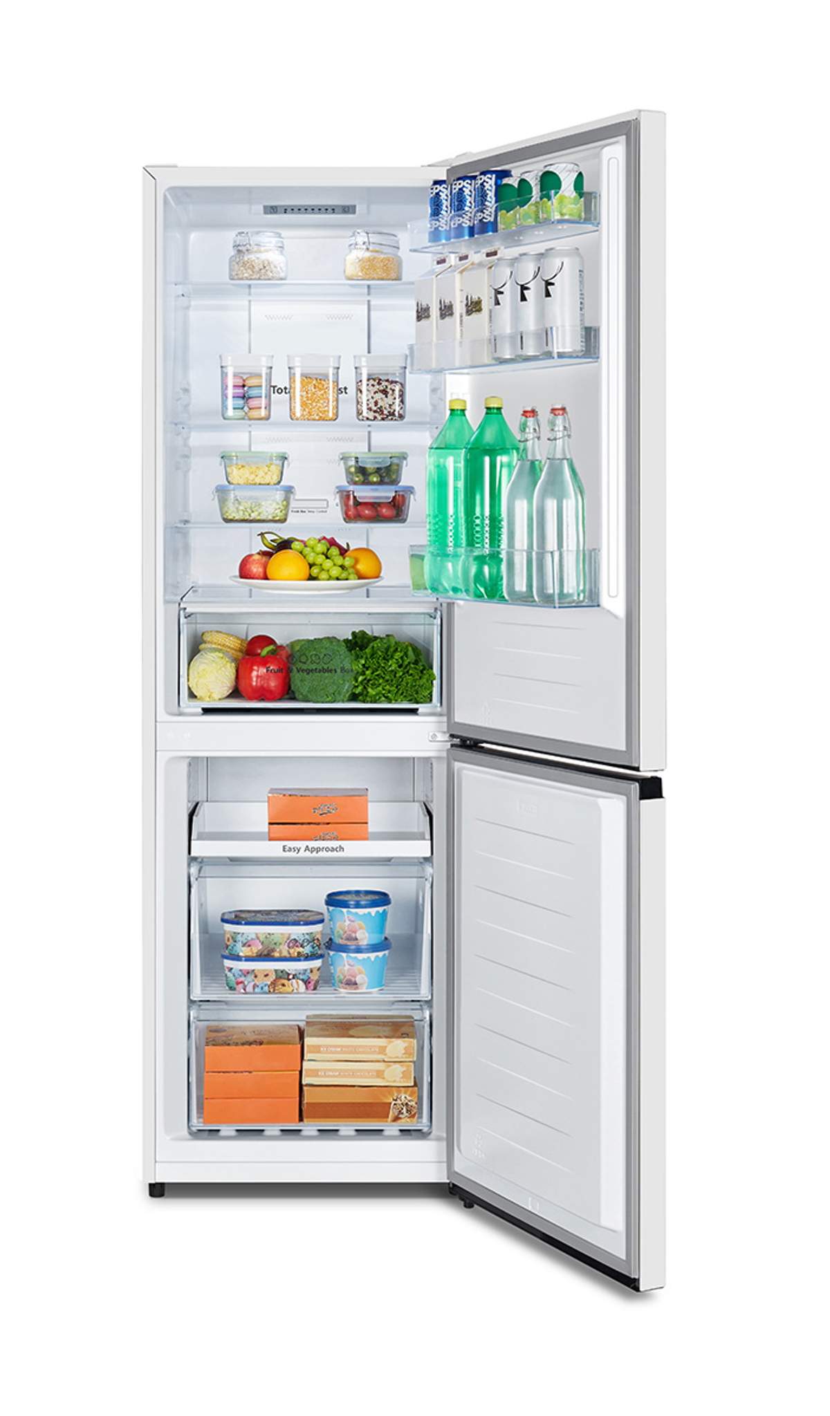 Biała lodówka z otwartymi drzwiami, odsłaniająca półki z żywnością i pojemnikami. Zamrażarka jest poniżej.