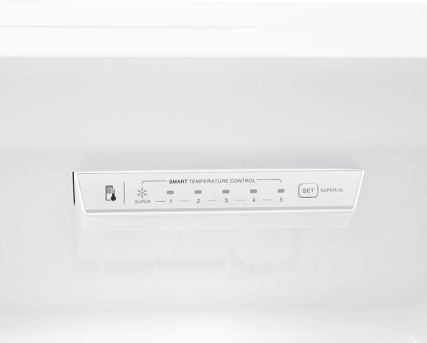 Panel de control del refrigerador con control de temperatura inteligente y ajustes numerados.