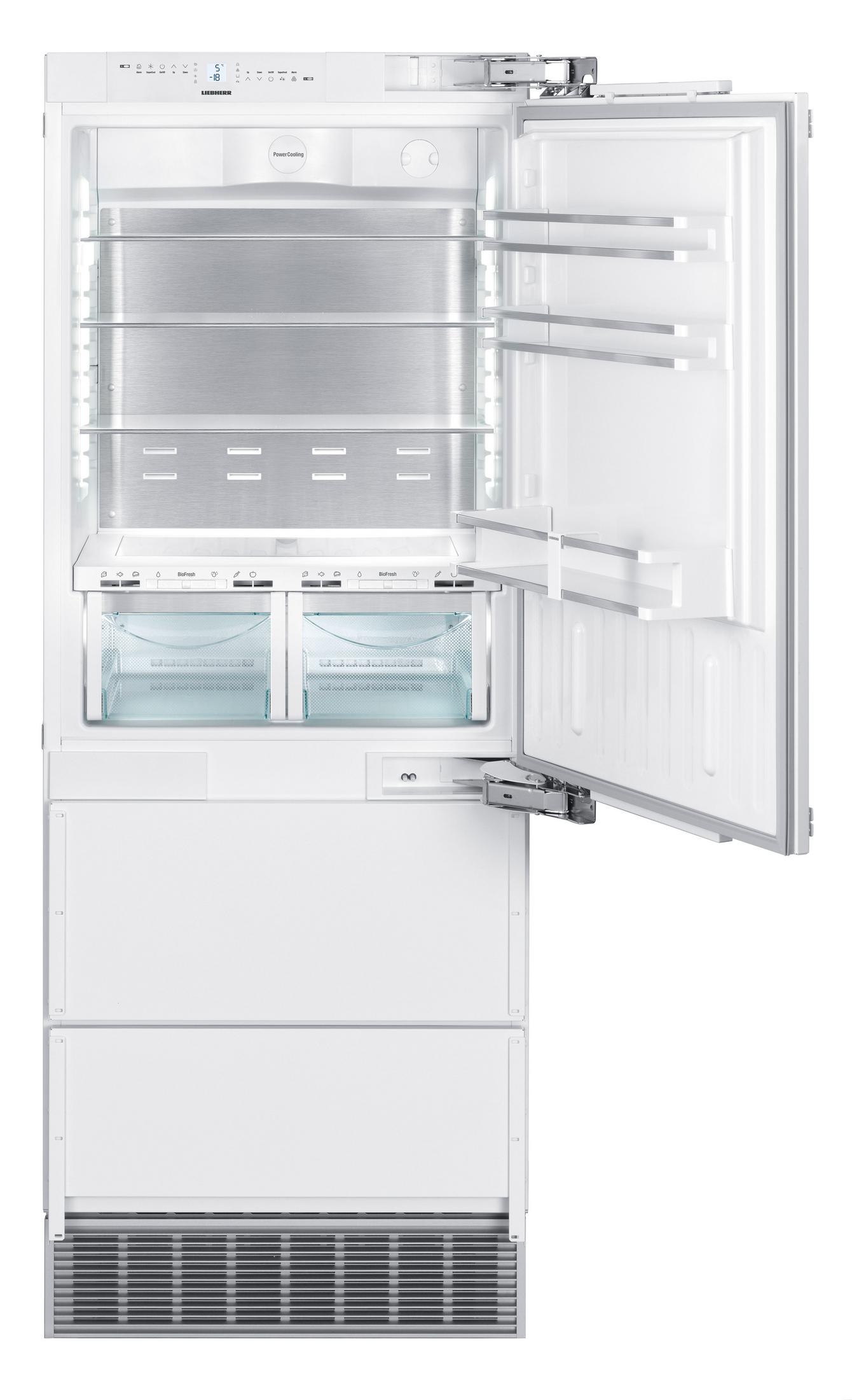 Frigorifero bianco con porta aperta. Ripiani e cassetti in vetro visibili. Interno illuminato, sfondo bianco.