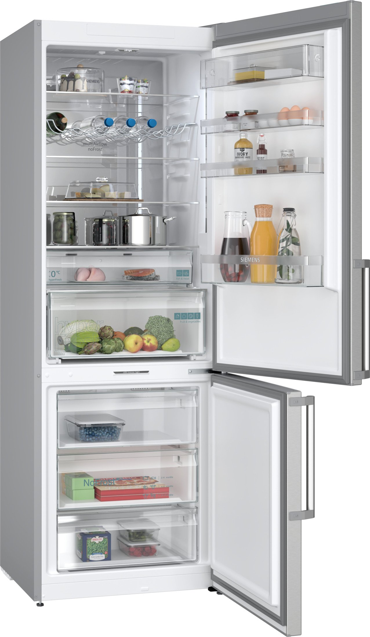 Geöffneter Kühlschrank mit Regalen voller Lebensmittel, darunter Getränke, Eier und Gemüse. Die Tür ist offen.