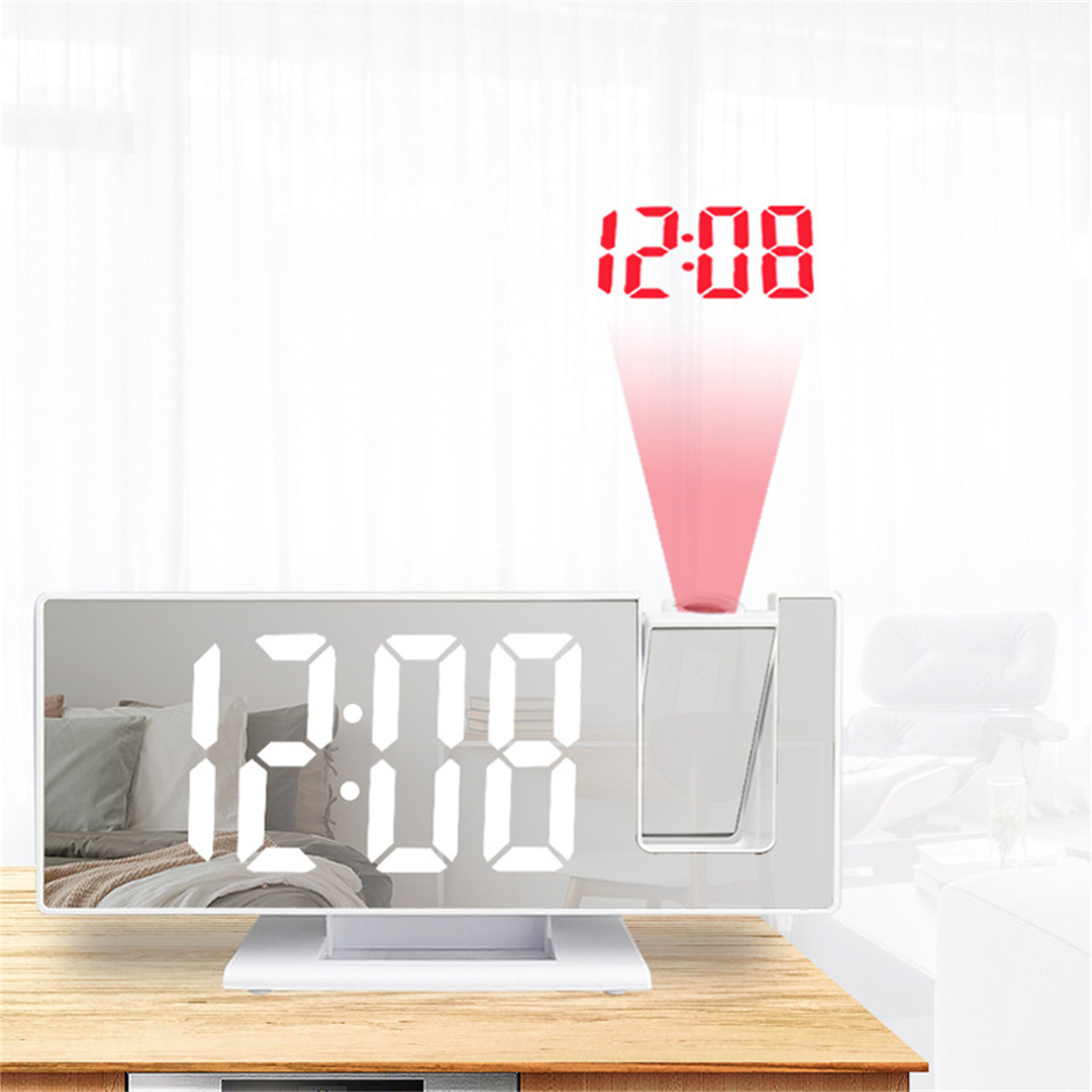 Reloj despertador digital blanco proyectando la hora 12:08 en rojo. Colocado sobre una superficie de madera.