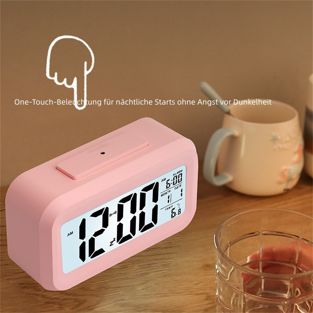 Un despertador digital rosa con un icono de mano que lo señala, junto a una taza y un vaso de agua.