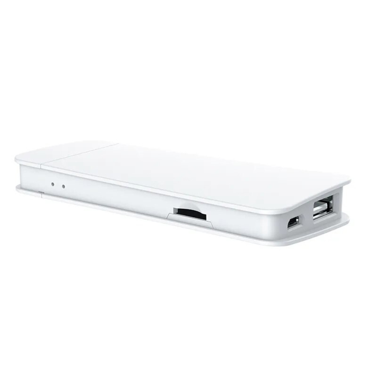 Un dispositivo rectangular blanco con puertos. Tiene un puerto de carga y puertos USB.