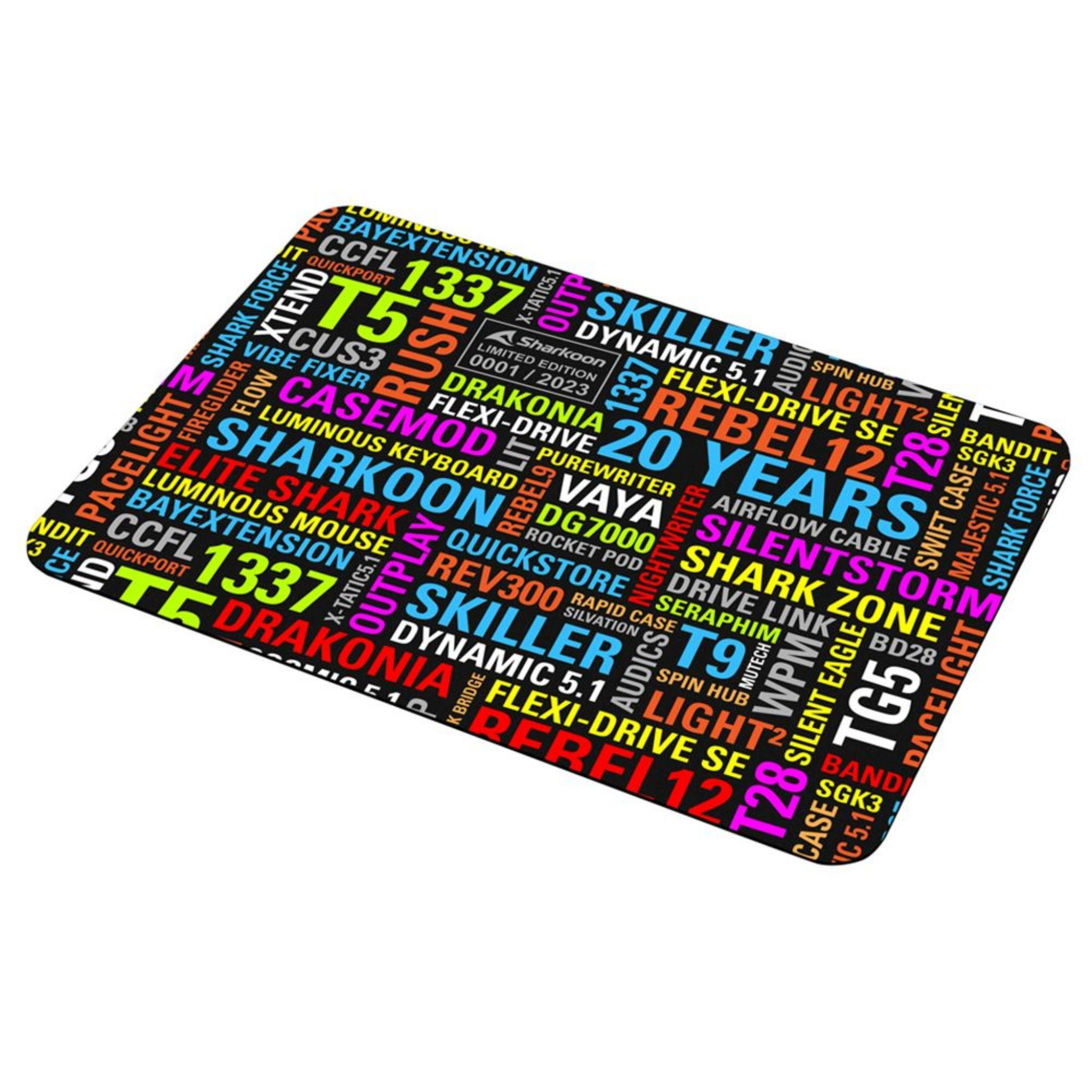 Un tapis de souris noir et coloré avec les mots 'Sharkoon 20 Years' et d'autres termes de jeu.