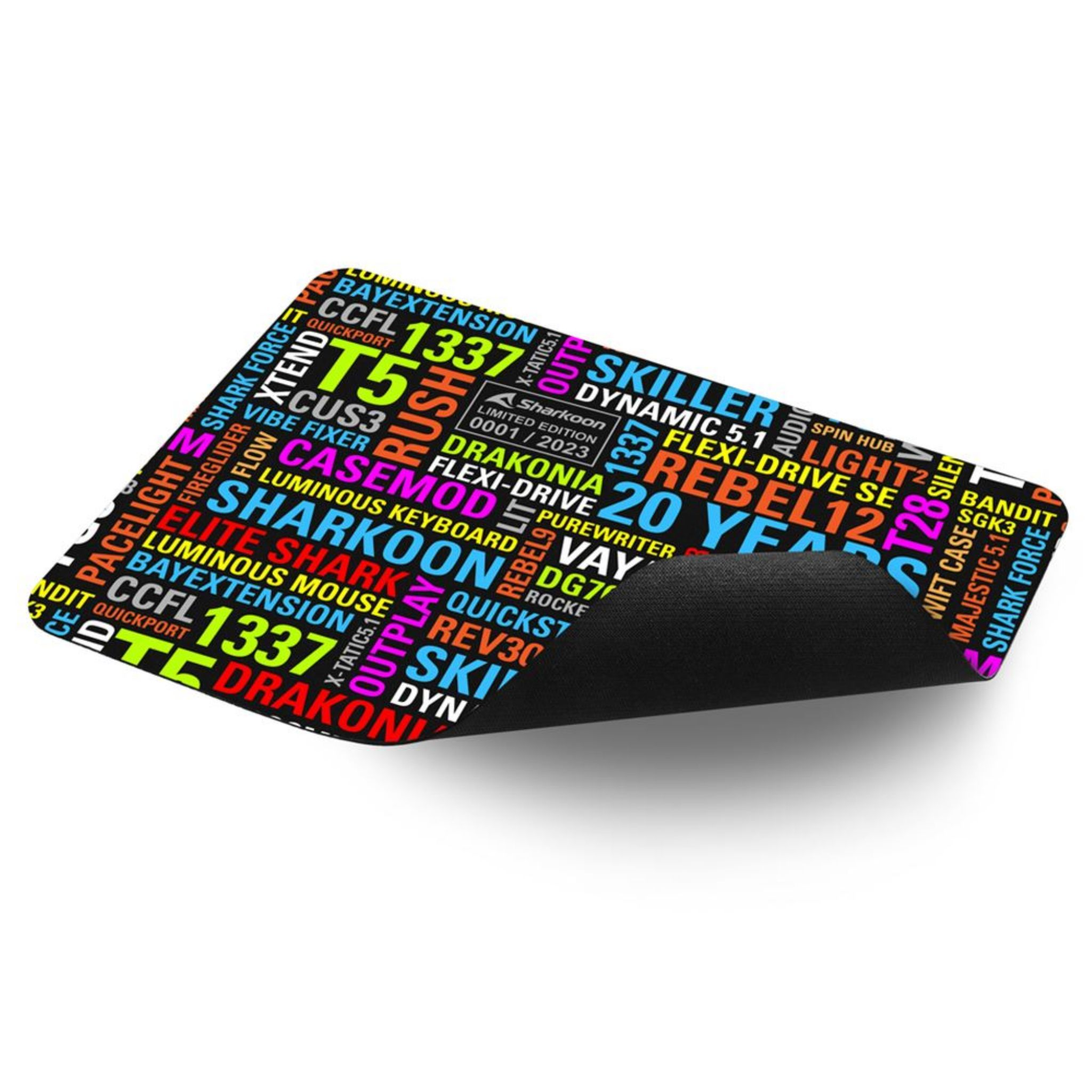 Tapis de souris avec un motif coloré de noms de marques et logos sur fond noir.