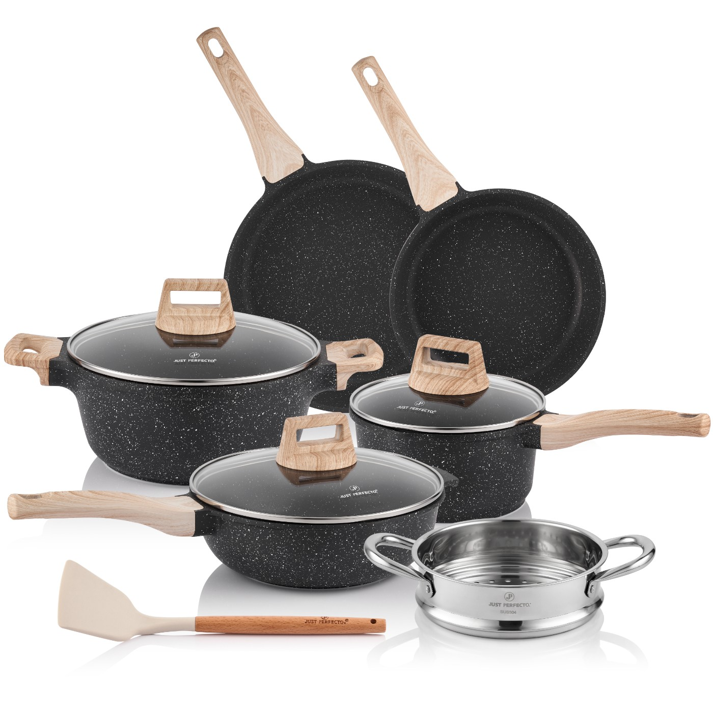 Juego de utensilios de cocina: ollas, sartenes y una espátula con mangos de madera.