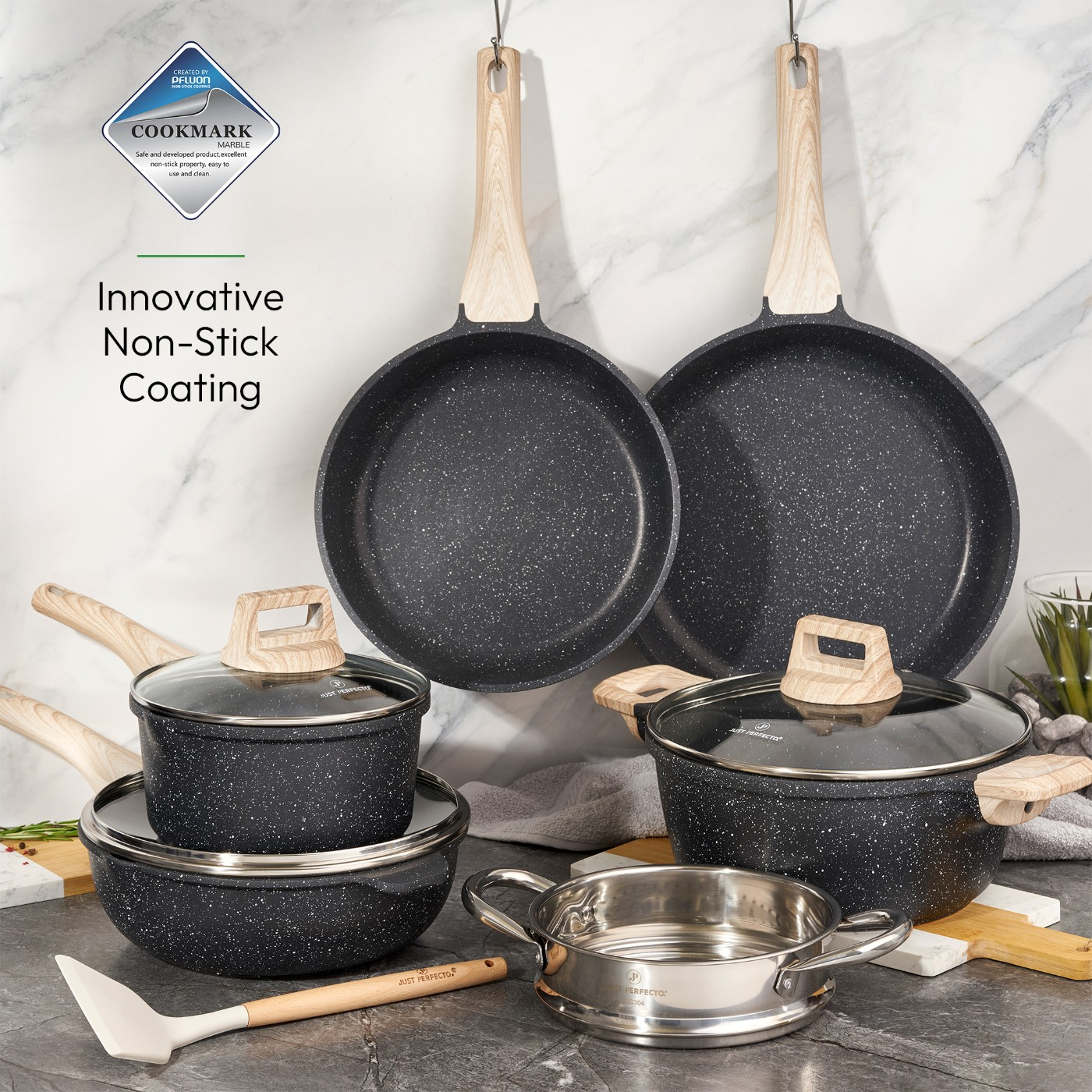 Juego de utensilios de cocina. Hay sartenes y ollas con superficies texturizadas negras y mangos de madera.