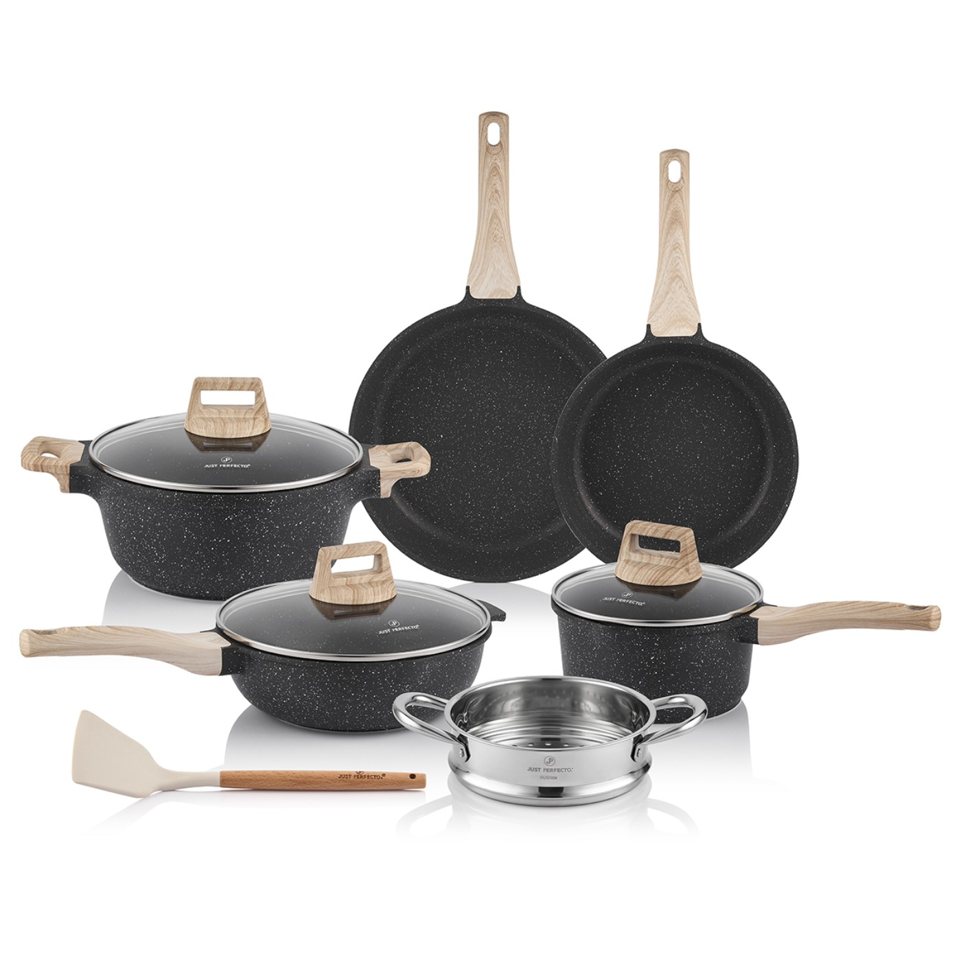 Juego de utensilios de cocina antiadherentes, negros con mangos de madera, sobre superficie blanca.
