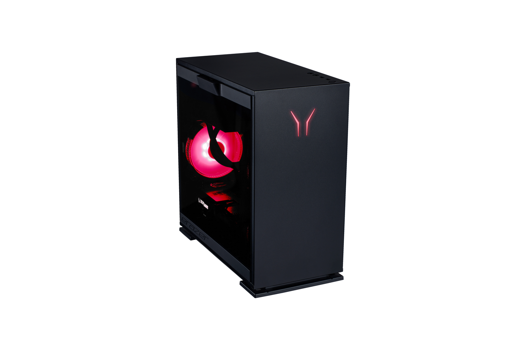 Czarna obudowa komputera z szklanym panelem bocznym, czerwone światła wewnętrzne. Widok pod kątem, białe tło.