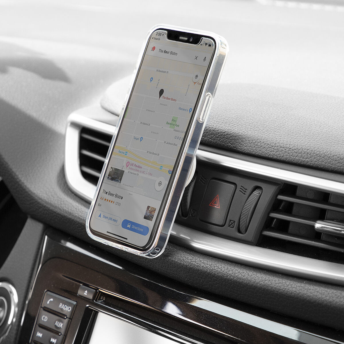 Cruscotto auto con telefono montato, mostra app mappe. Radio e lettore CD.