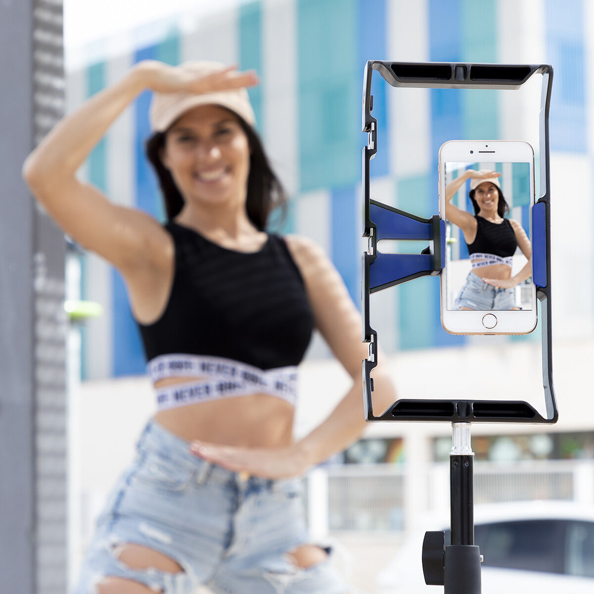 Donna che balla, filmata con telefono su un treppiede. Telefono in vista, mostra la donna sullo schermo.