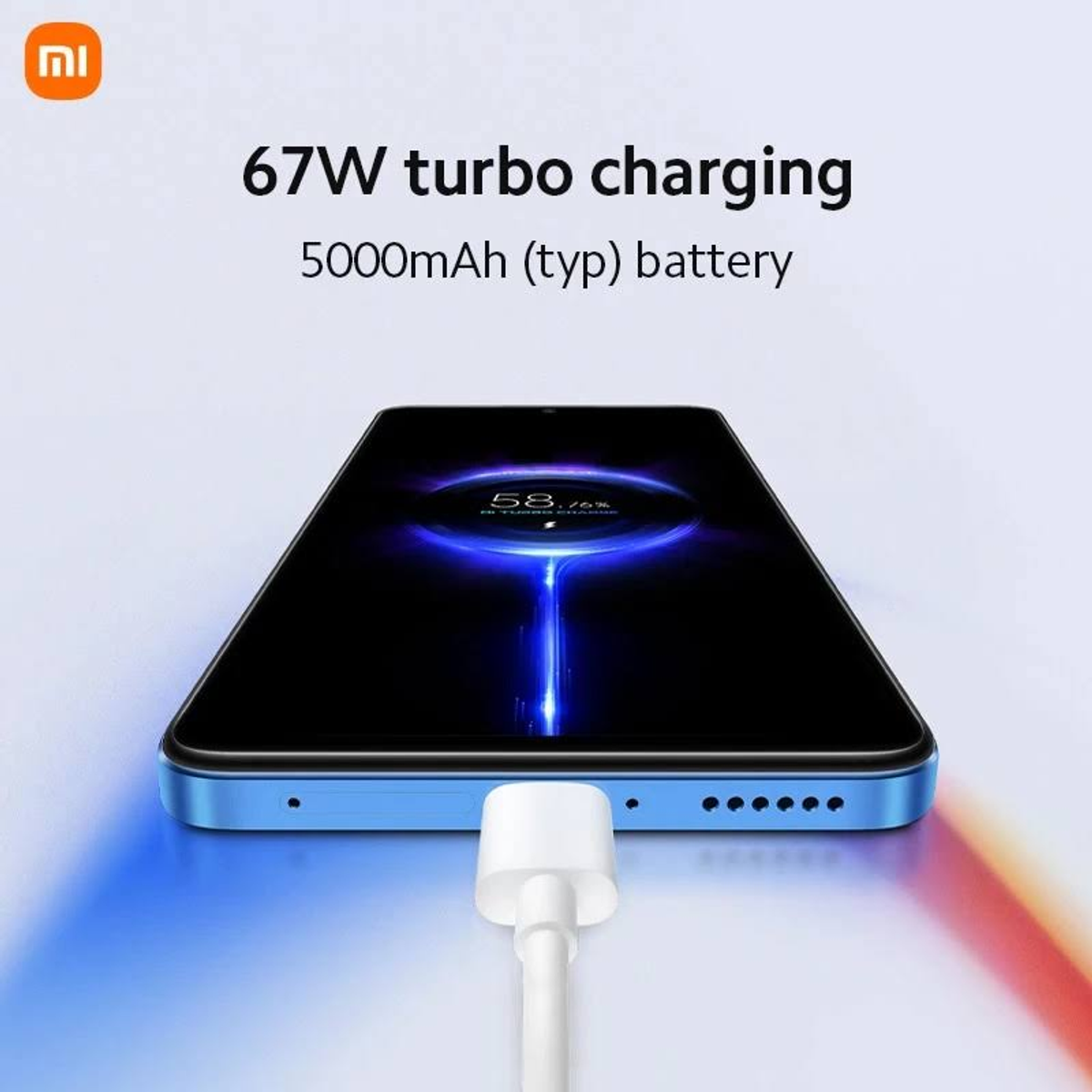 Smartphone azul cargándose, con texto: carga turbo 67W y batería de 5000mAh.