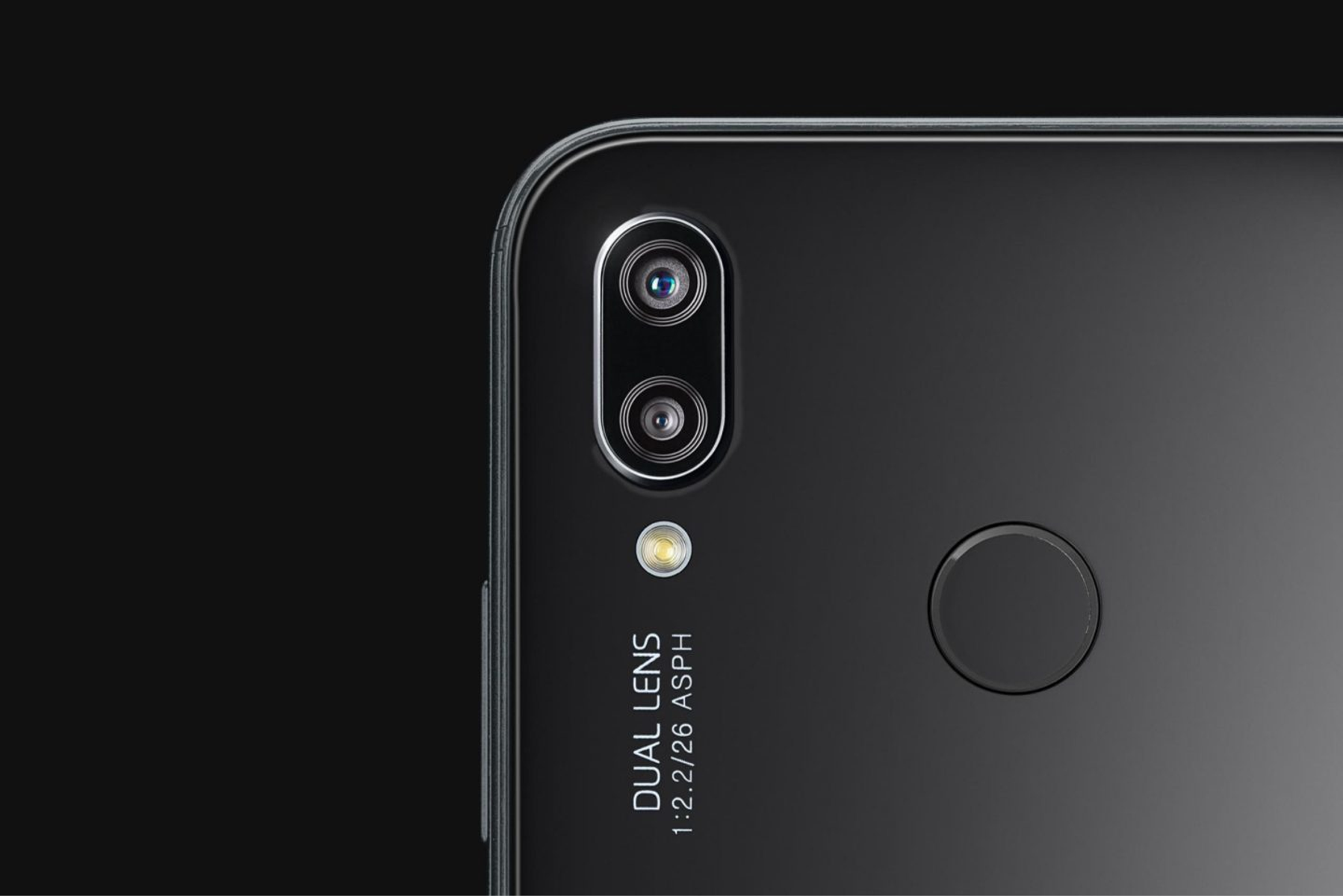 Nahaufnahme der Dual-Kameras eines Telefons. Das Telefon ist schwarz, mit Leica-Logo unten.