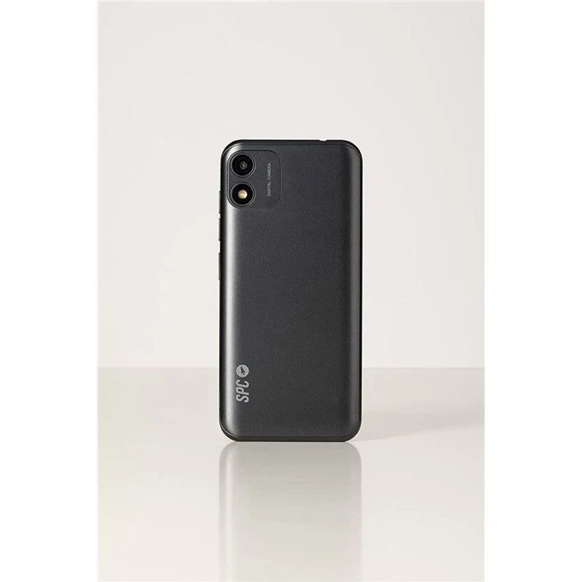 Un smartphone negro. La parte trasera muestra cámaras duales y la marca SPC.
