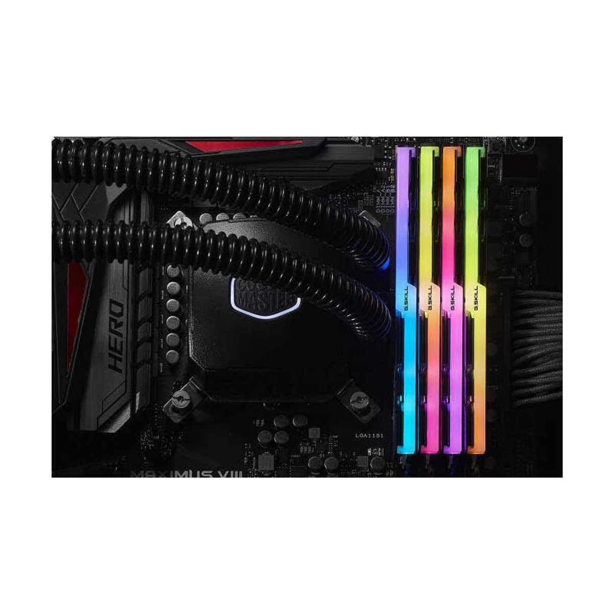 Zbliżenie na wewnętrzne komponenty komputera, w tym chłodzenie i pamięć RAM z podświetleniem RGB.