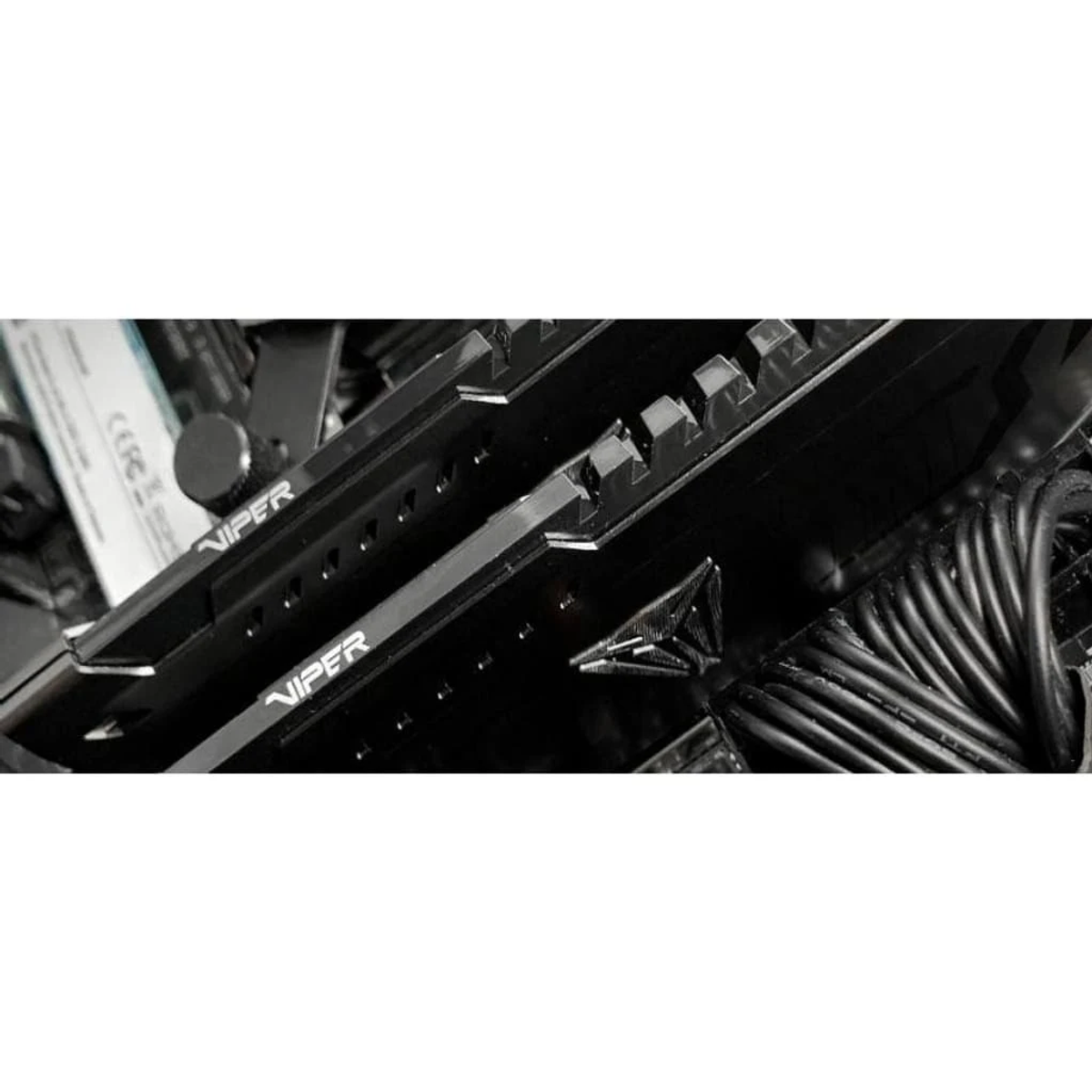 Dwa czarne moduły RAM obok siebie, z widocznym słowem VIPER.
