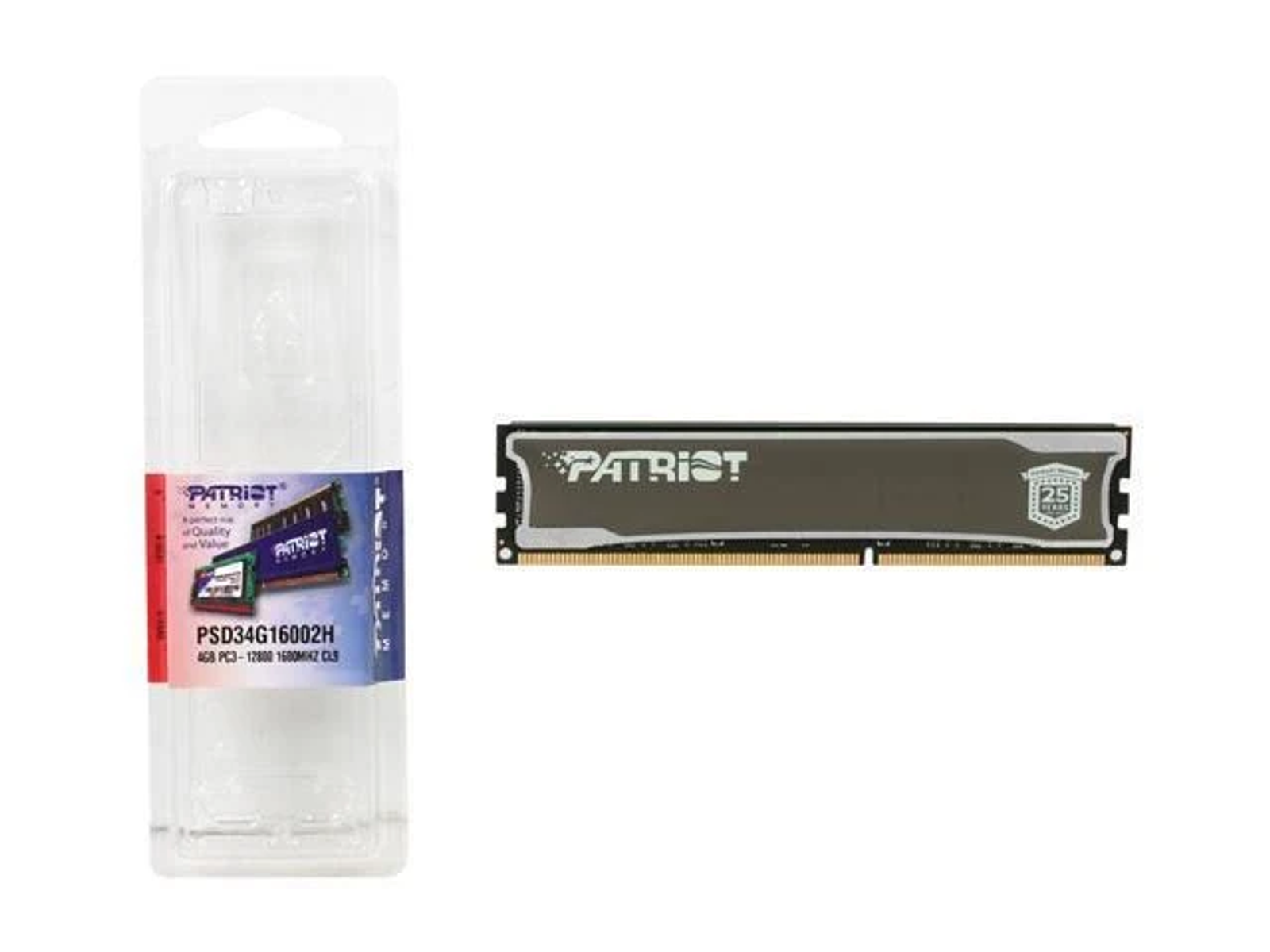 Un modulo RAM Patriot e la sua confezione. Confezione a sinistra, modulo RAM a destra, sfondo bianco.