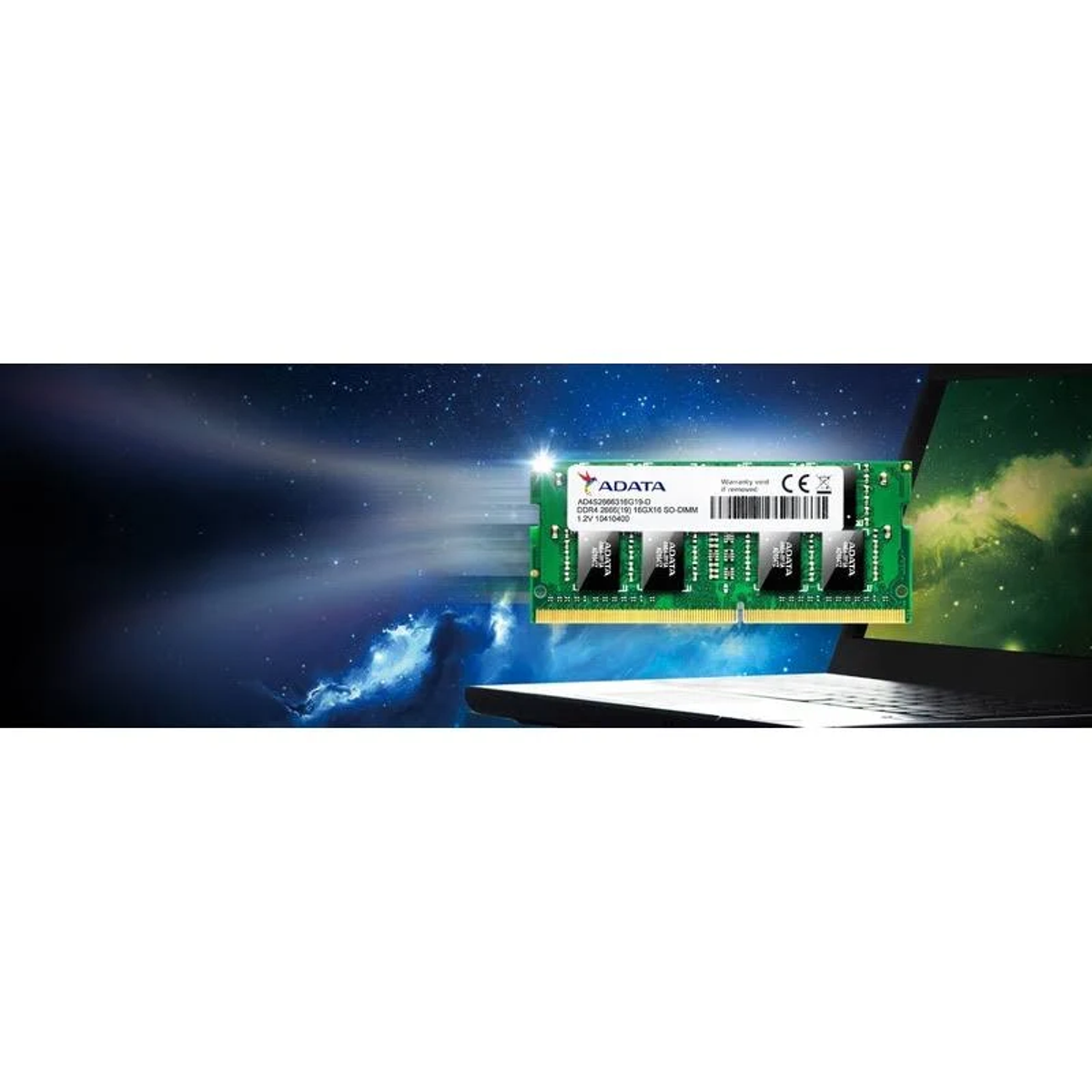 Moduł RAM na tle z pasmami światła, w rogu widoczny jest laptop.