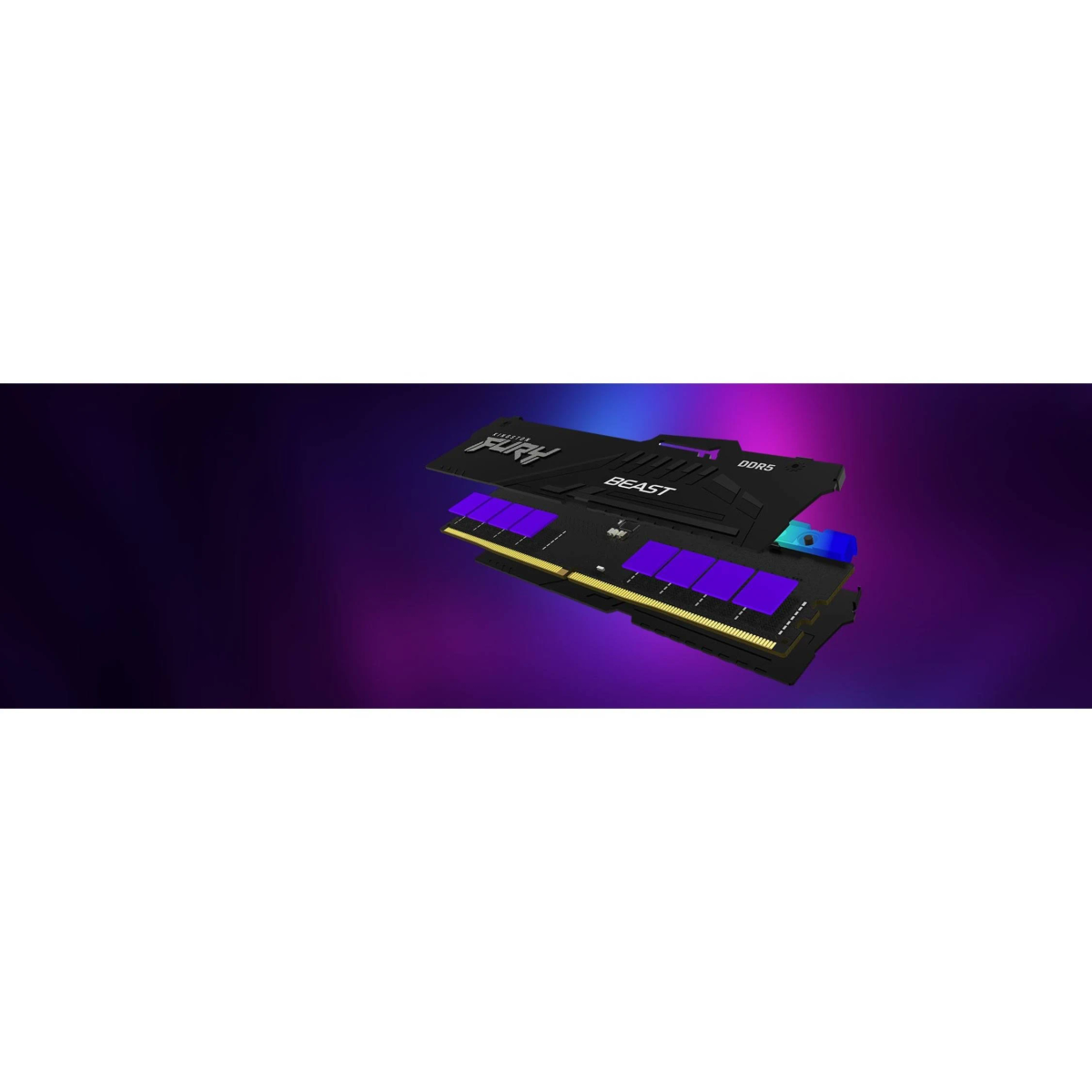 Czarne moduły RAM DDR5 Kingston Fury Beast z fioletowymi akcentami, na fioletowo-niebieskim tle gradientowym. Moduły są pochylone.