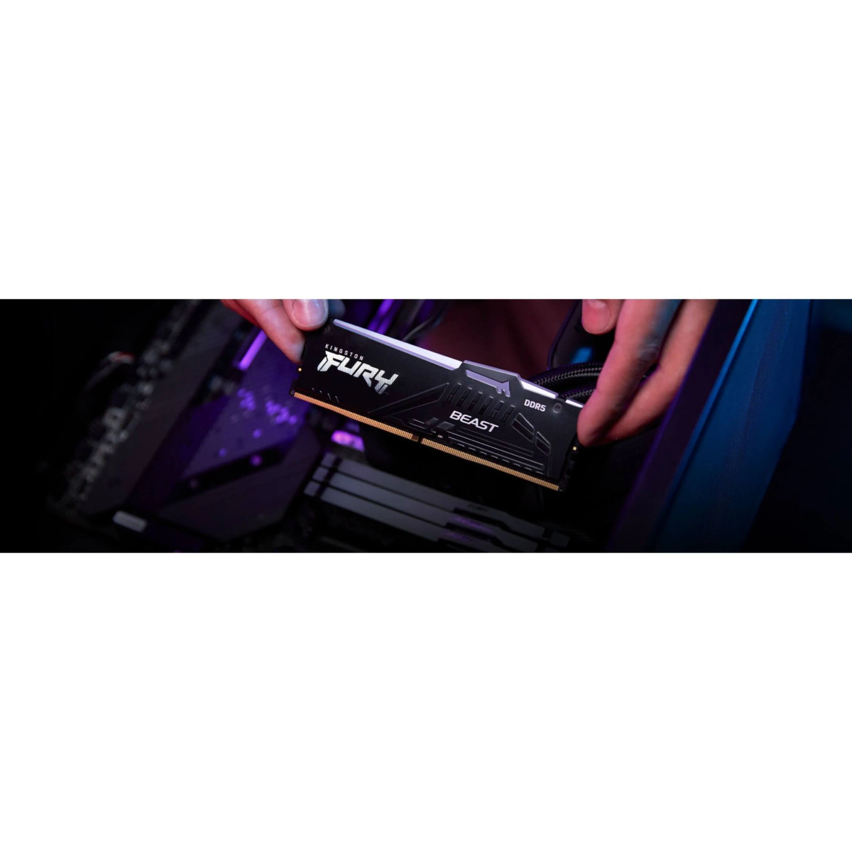 Ręce trzymające czarny moduł RAM z napisem 'KINGSTON FURY BEAST DDR5'.