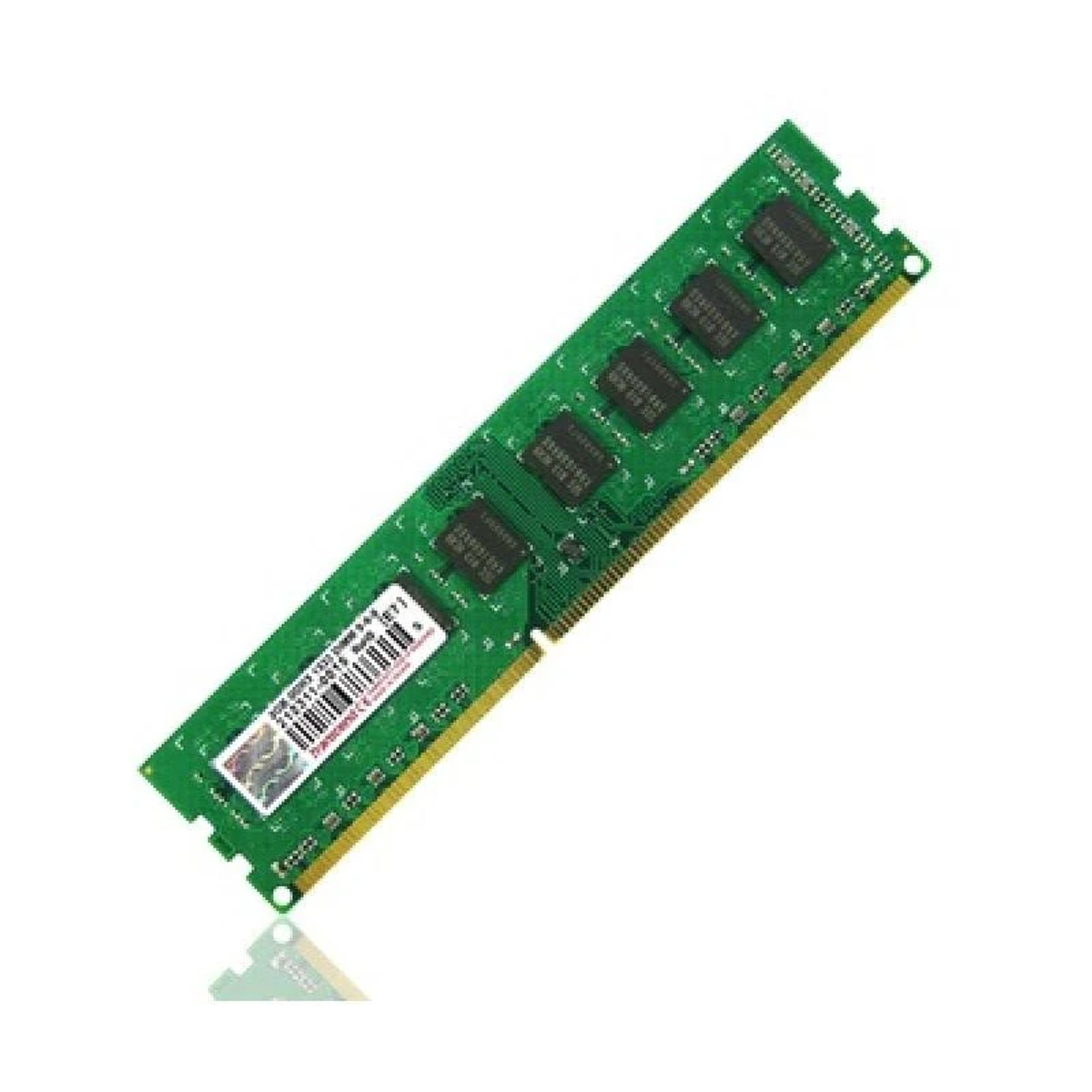Stick RAM verde con chip neri, etichetta bianca. Isolato su sfondo bianco.