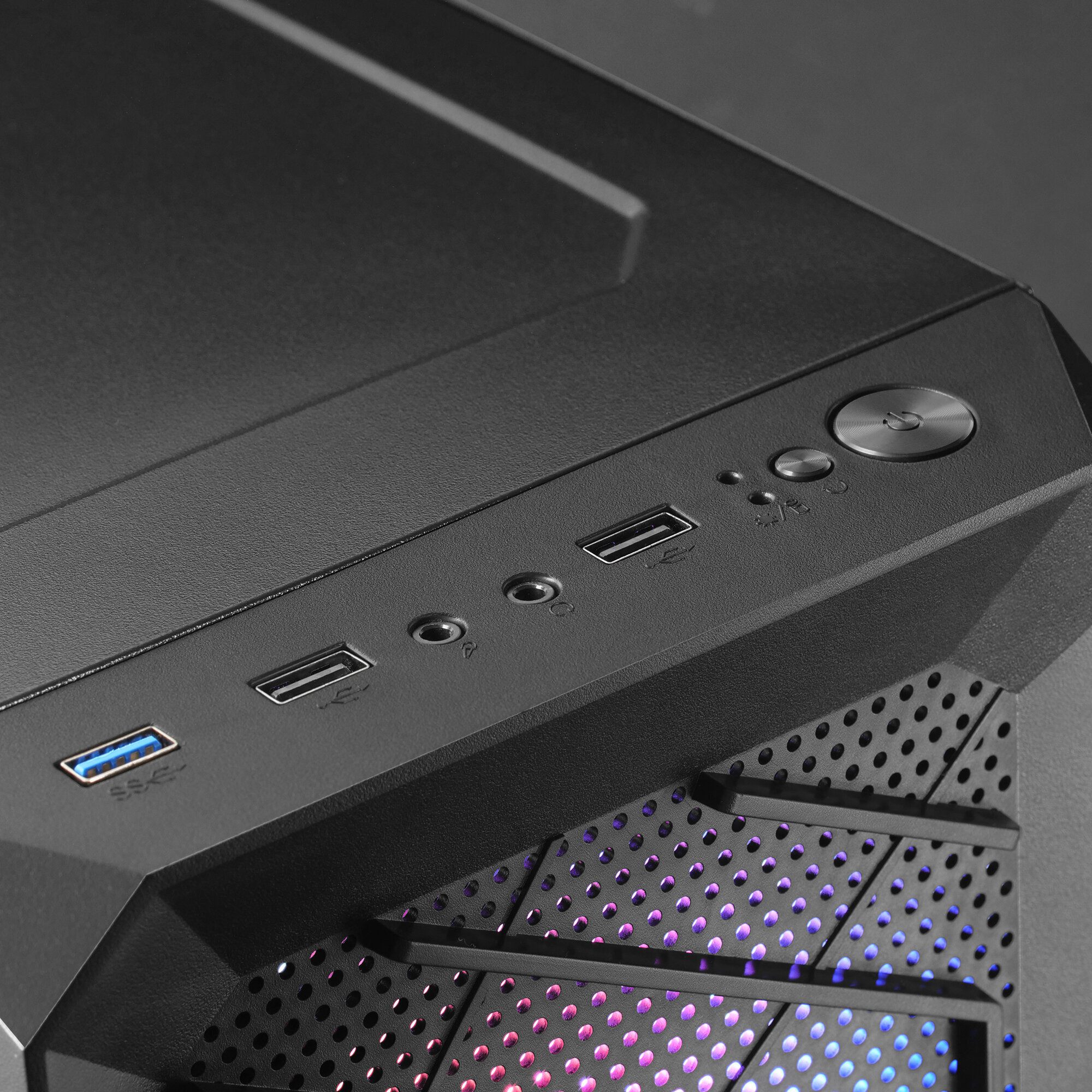 Primo piano di un case per computer con pulsanti di accensione e porte USB.