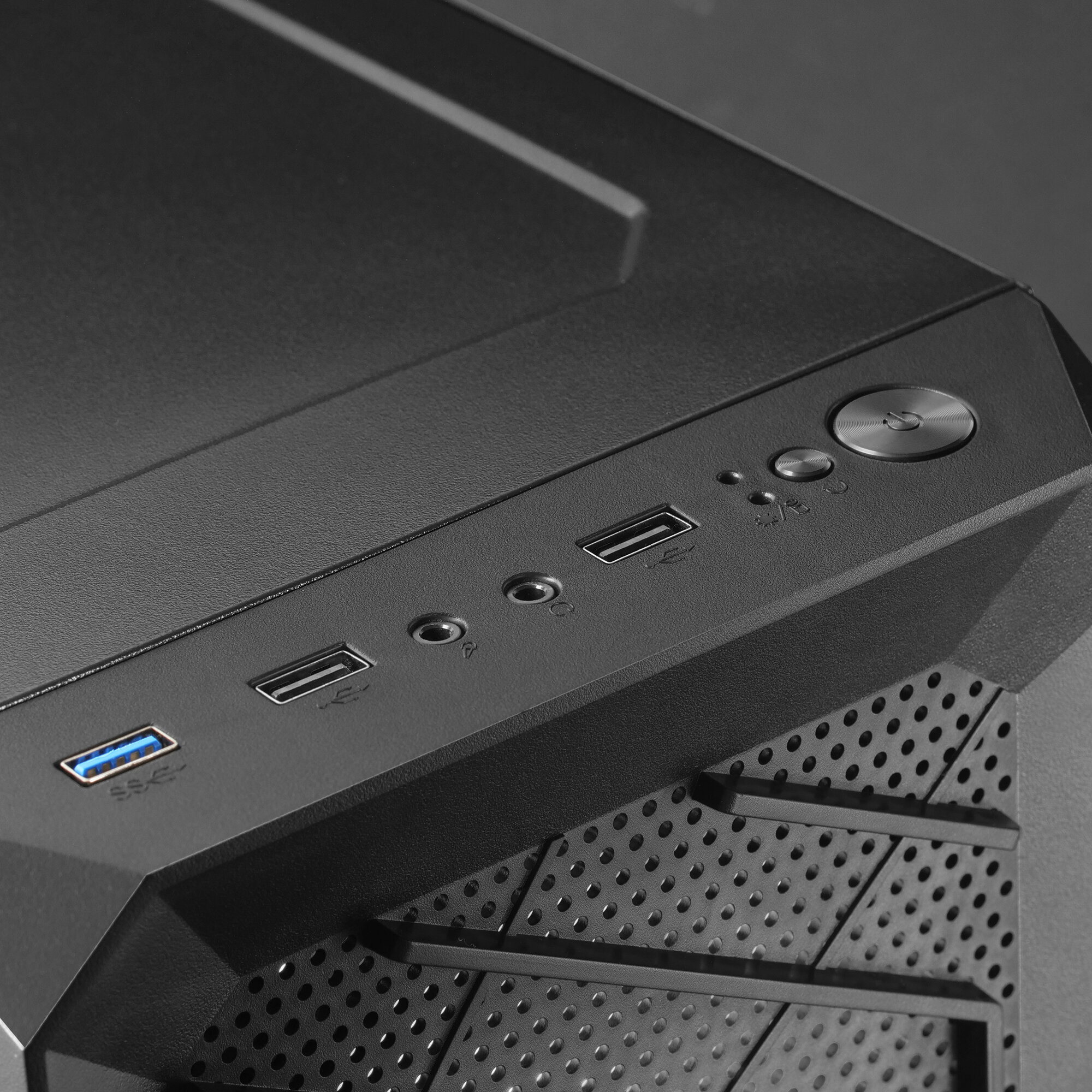 Zbliżenie czarnego panelu obudowy komputera z portami. Zawiera USB, audio i przyciski zasilania.