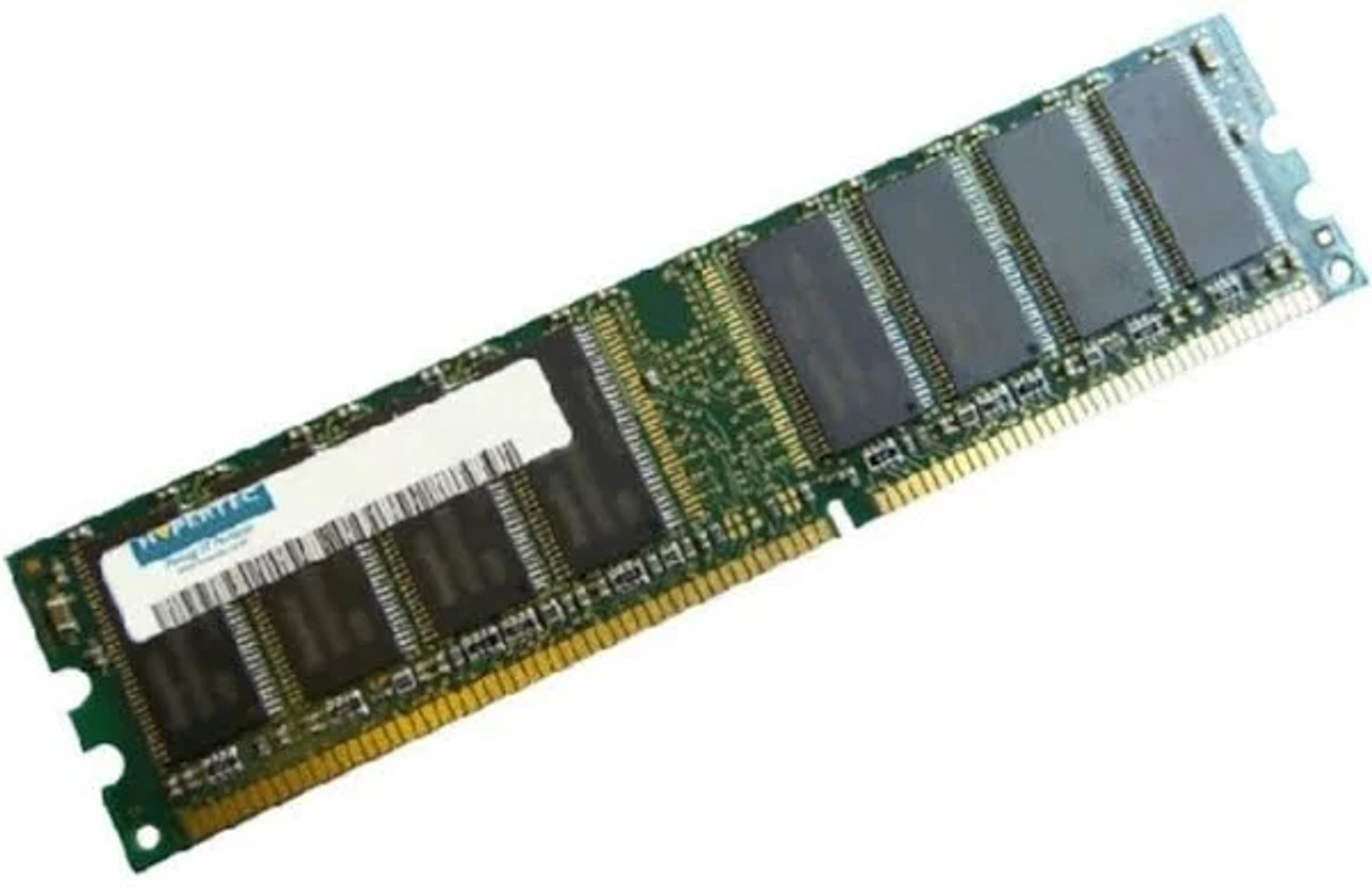 Stick RAM verde angolato. Chip neri visibili. Lo sfondo è prevalentemente bianco.