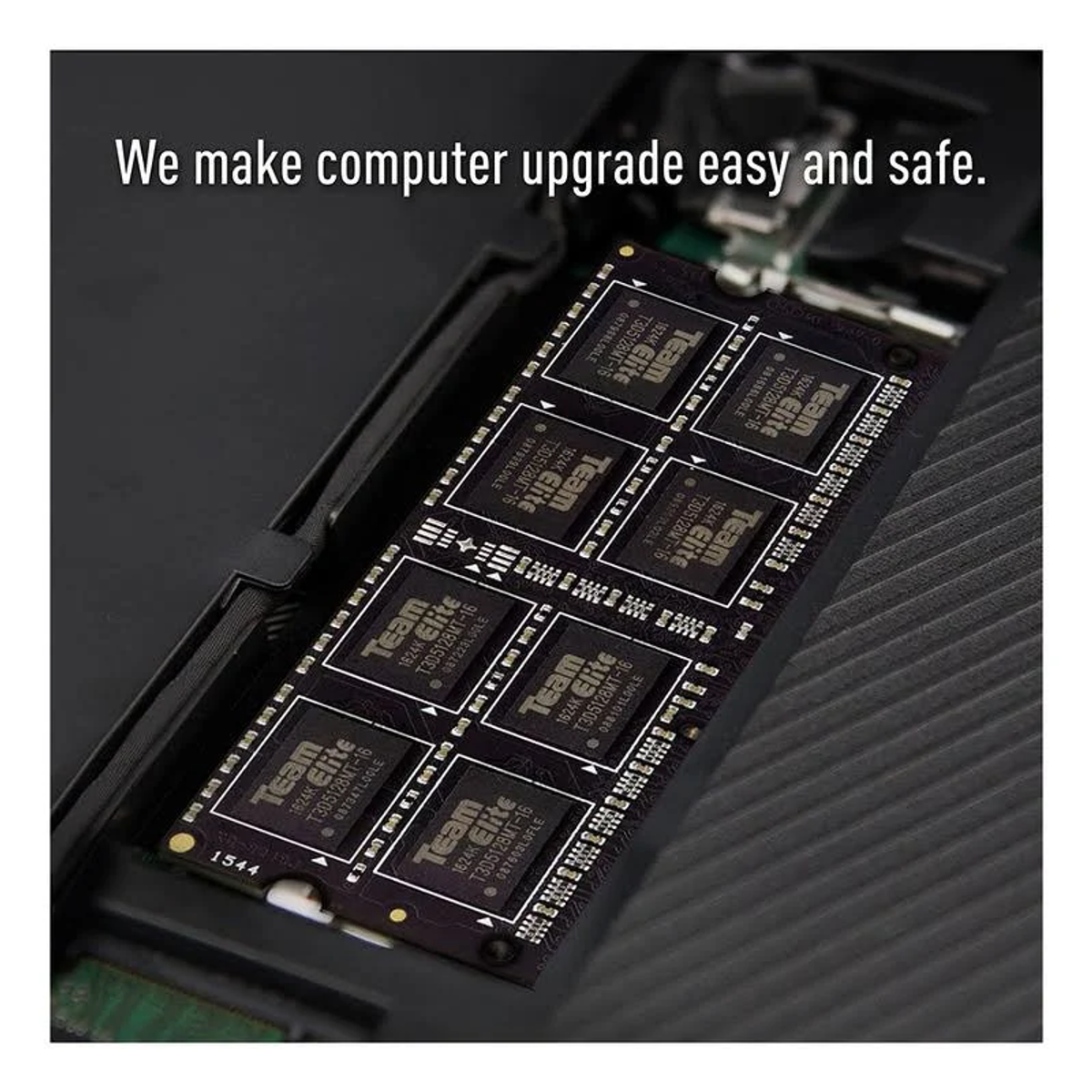 Komponenty komputera, kości RAM, wewnątrz laptopa. Biały tekst na obrazie.