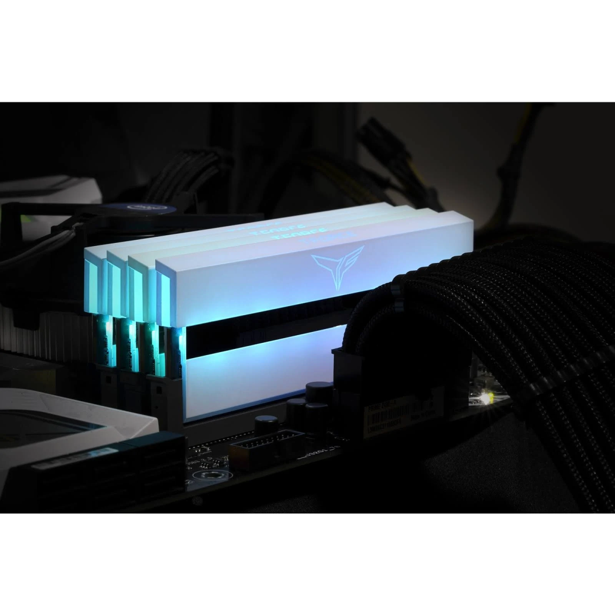 Un modulo RAM con illuminazione blu. La RAM è bianca e ha un circuito stampato nero sullo sfondo.