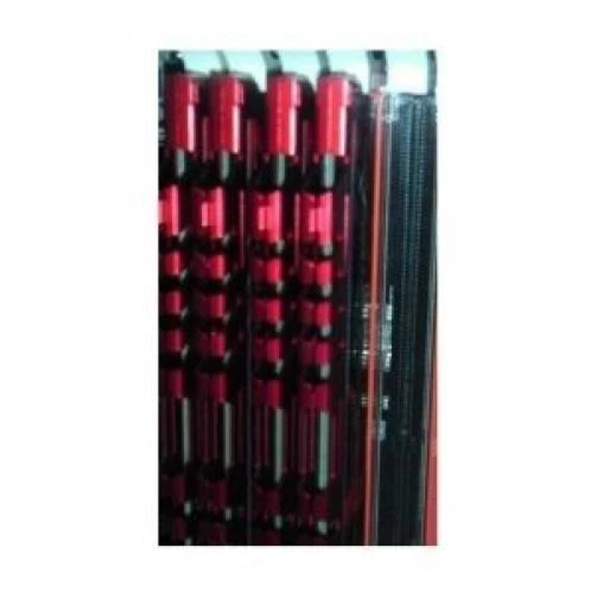 Zbliżenie czerwonych i czarnych kości RAM. Kości są w pozycji pionowej.