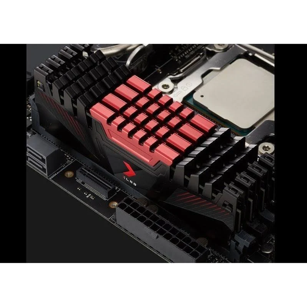 Płyta główna komputera z zainstalowaną pamięcią RAM. Czerwono-czarna konstrukcja. Widoczny jest również procesor.