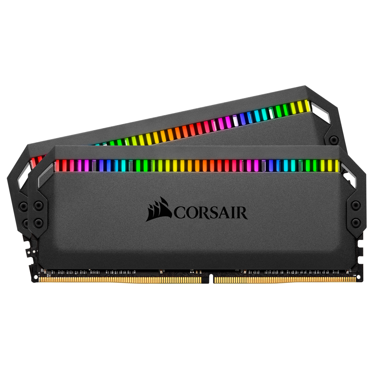 Dwa moduły RAM Corsair z podświetleniem RGB. Tło czarne, z czarnym logo Corsair.