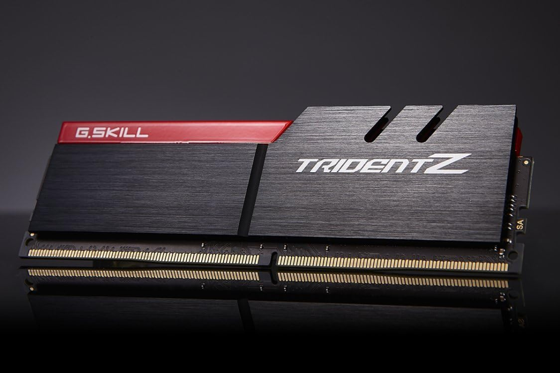 RAM-stick met zwart en rood design. G.Skill Trident Z tekst. Zwarte achtergrond met reflectie.