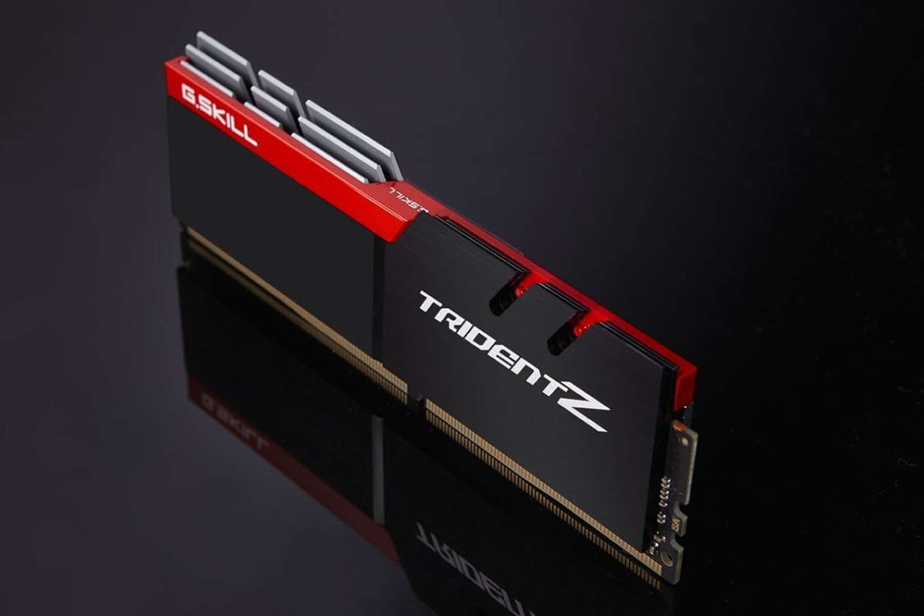 Een zwarte en rode RAM-module. Het heeft een G.SKILL-logo en Trident Z erop geschreven.