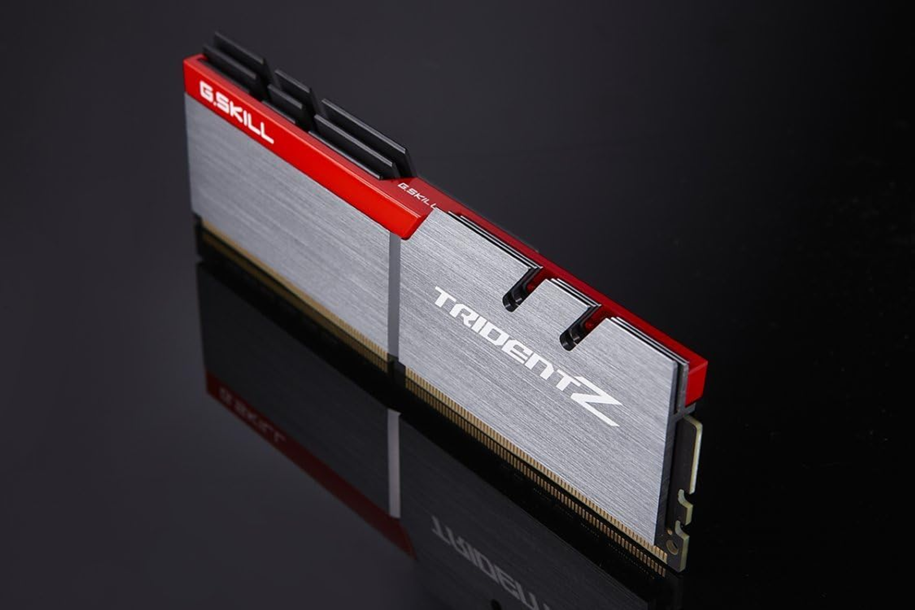 RAM-module met een rood en zilver design. Zwarte achtergrond.