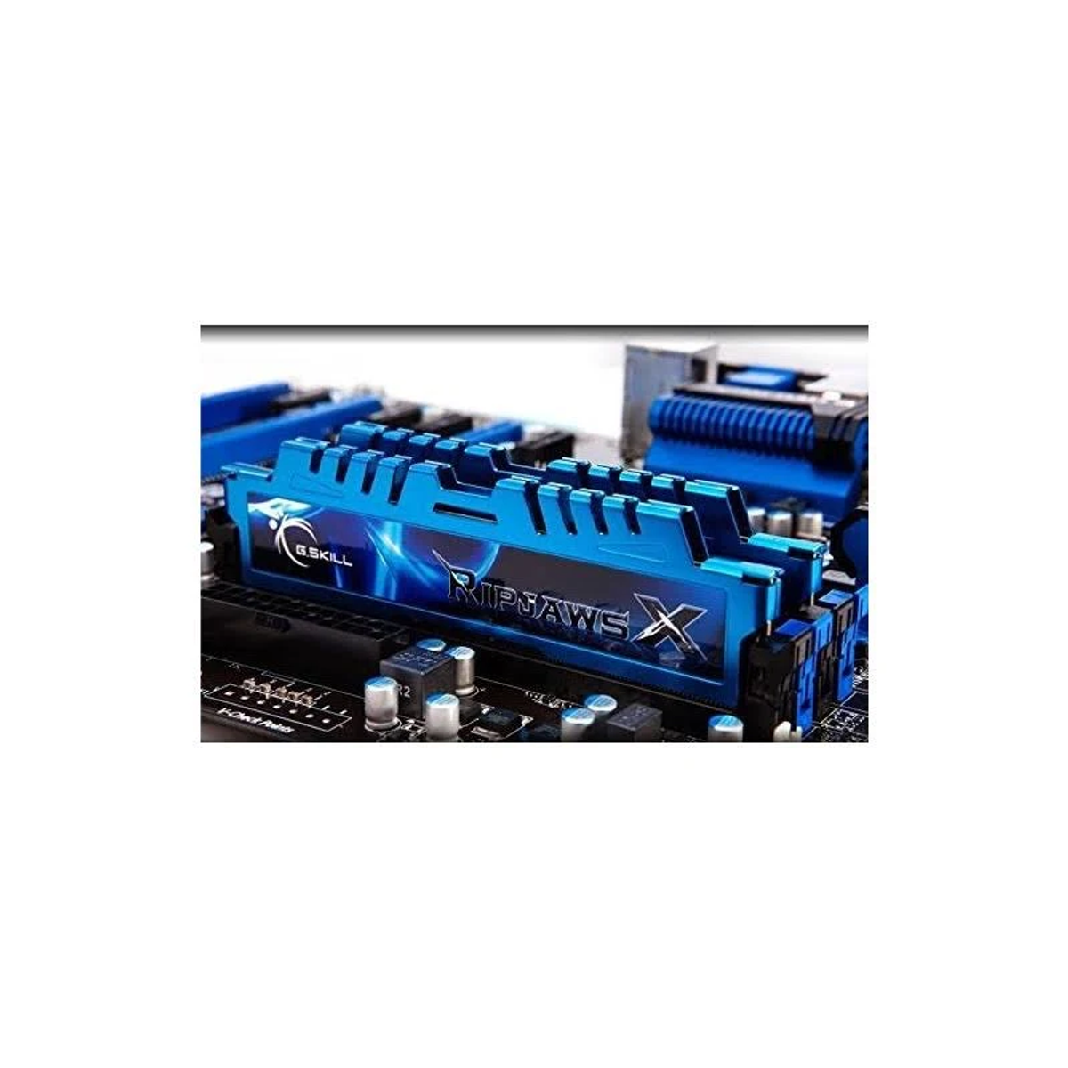 Niebieskie kości RAM zainstalowane na czarnej płycie głównej. Widoczna marka 'G.Skill'.