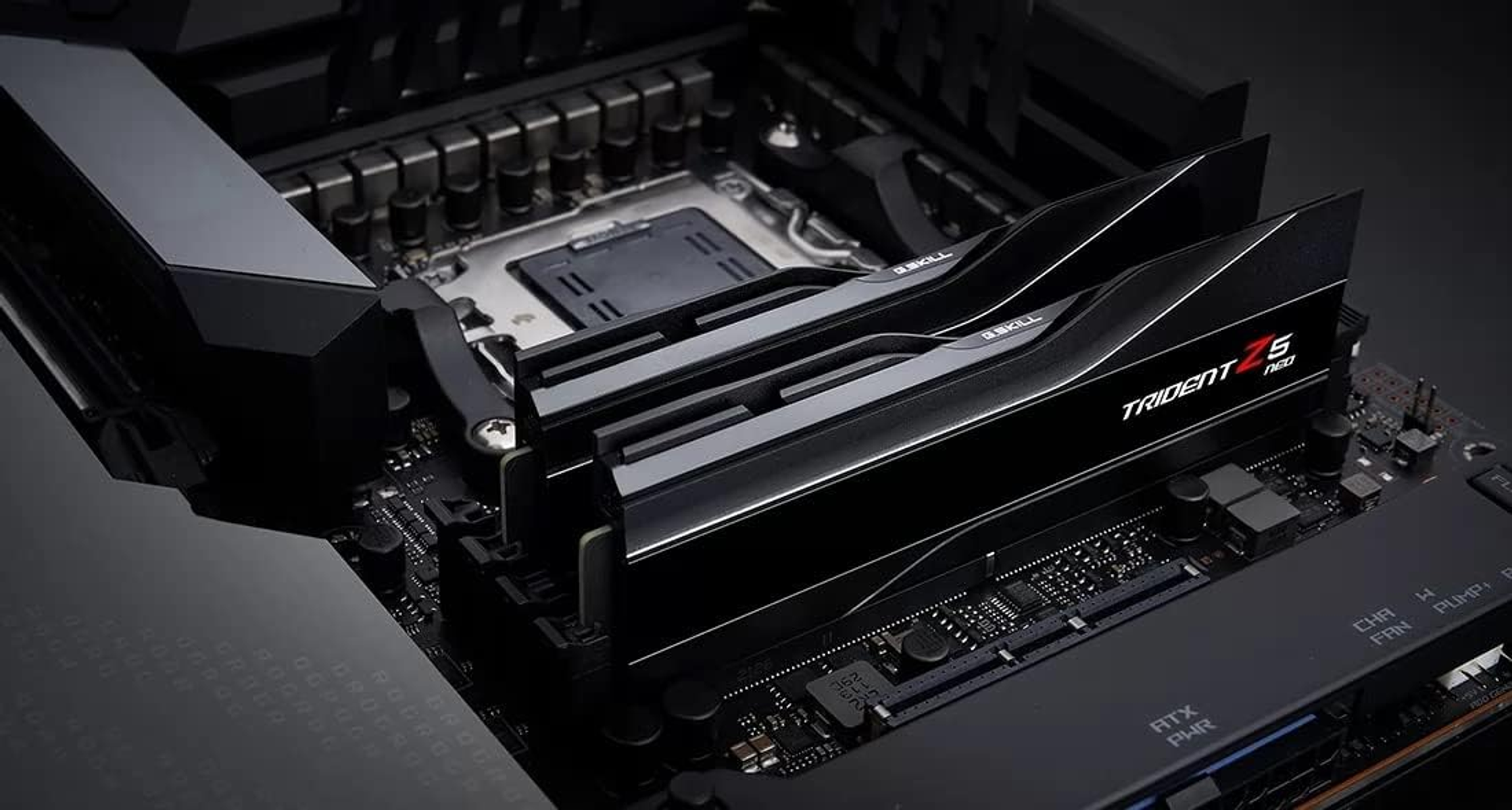 Dwa czarne moduły RAM G.Skill Trident Z5 Neo zainstalowane na płycie głównej.