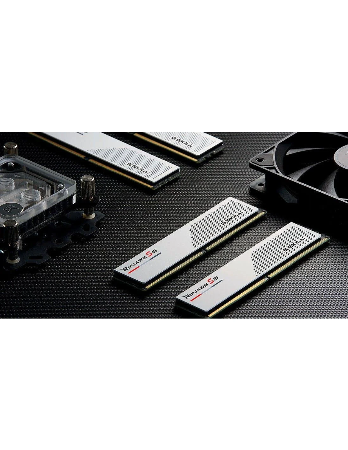 Pamięci RAM i komponenty PC na teksturowanej powierzchni. Widoczny tekst G.SKILL Ripjaws S5.