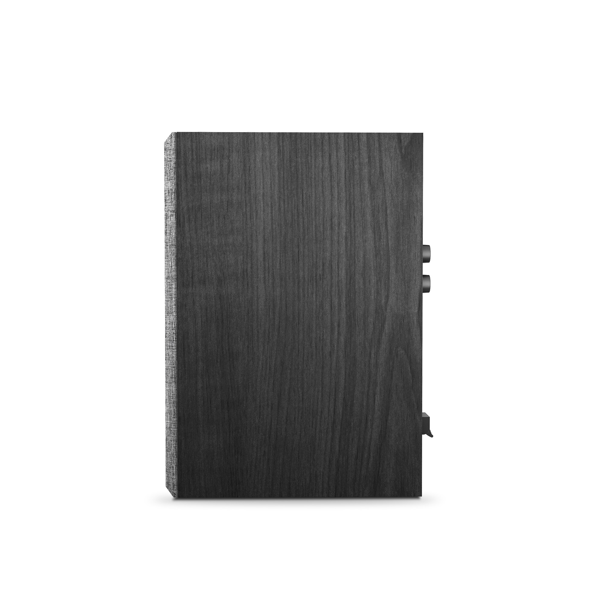 Una vista laterale di un altoparlante nero con una trama di legno e un lato in tessuto.