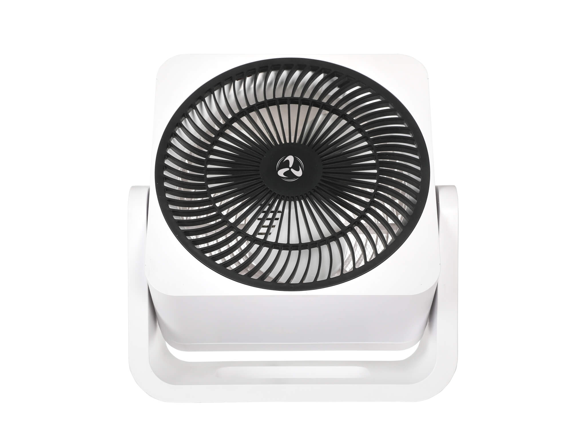 Weißer quadratischer Ventilator mit schwarzen Lüfterblättern, Draufsicht, freigestellt.