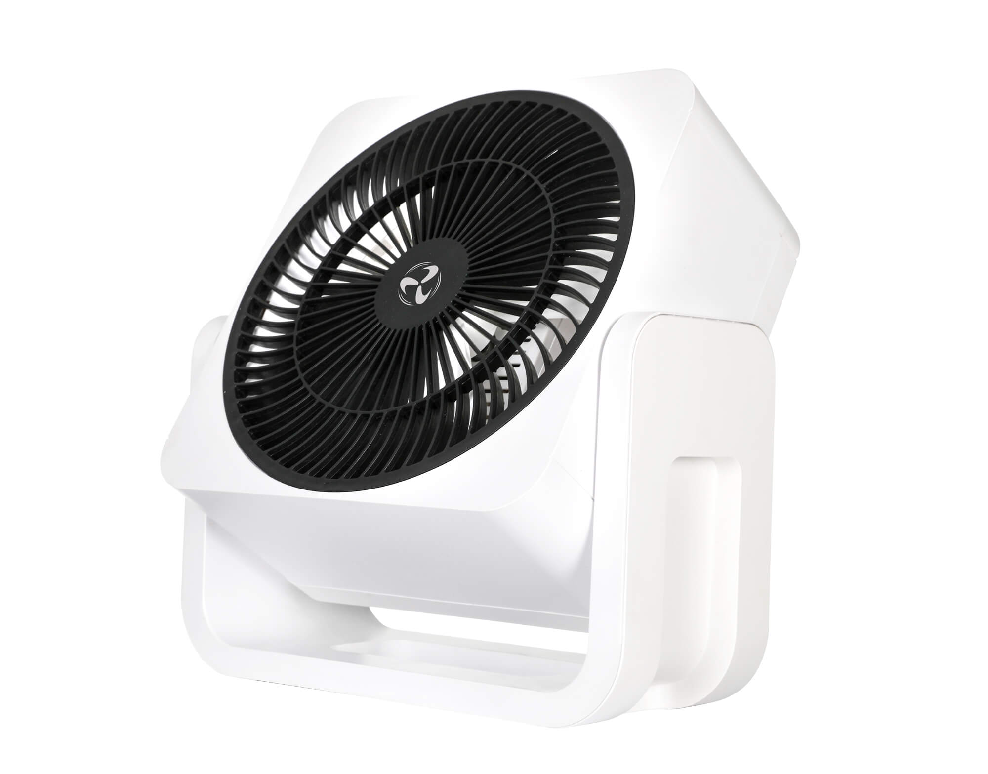 Weißer elektrischer Ventilator mit schwarzen Flügeln, zum Betrachter geneigt, weißer Hintergrund.