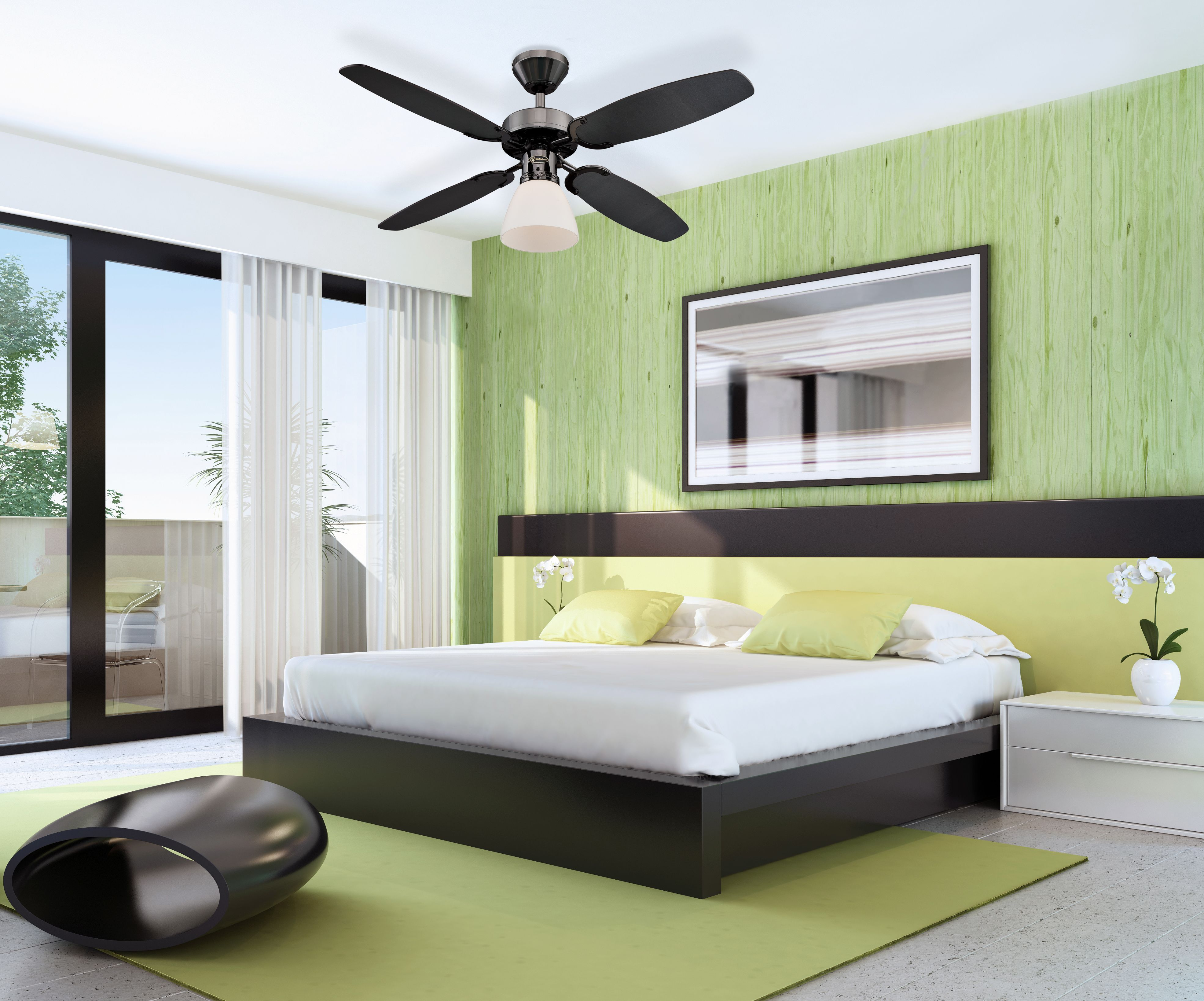Schlafzimmer mit Bett, Deckenventilator, grüner Wand, Fenstern und Nachttisch.