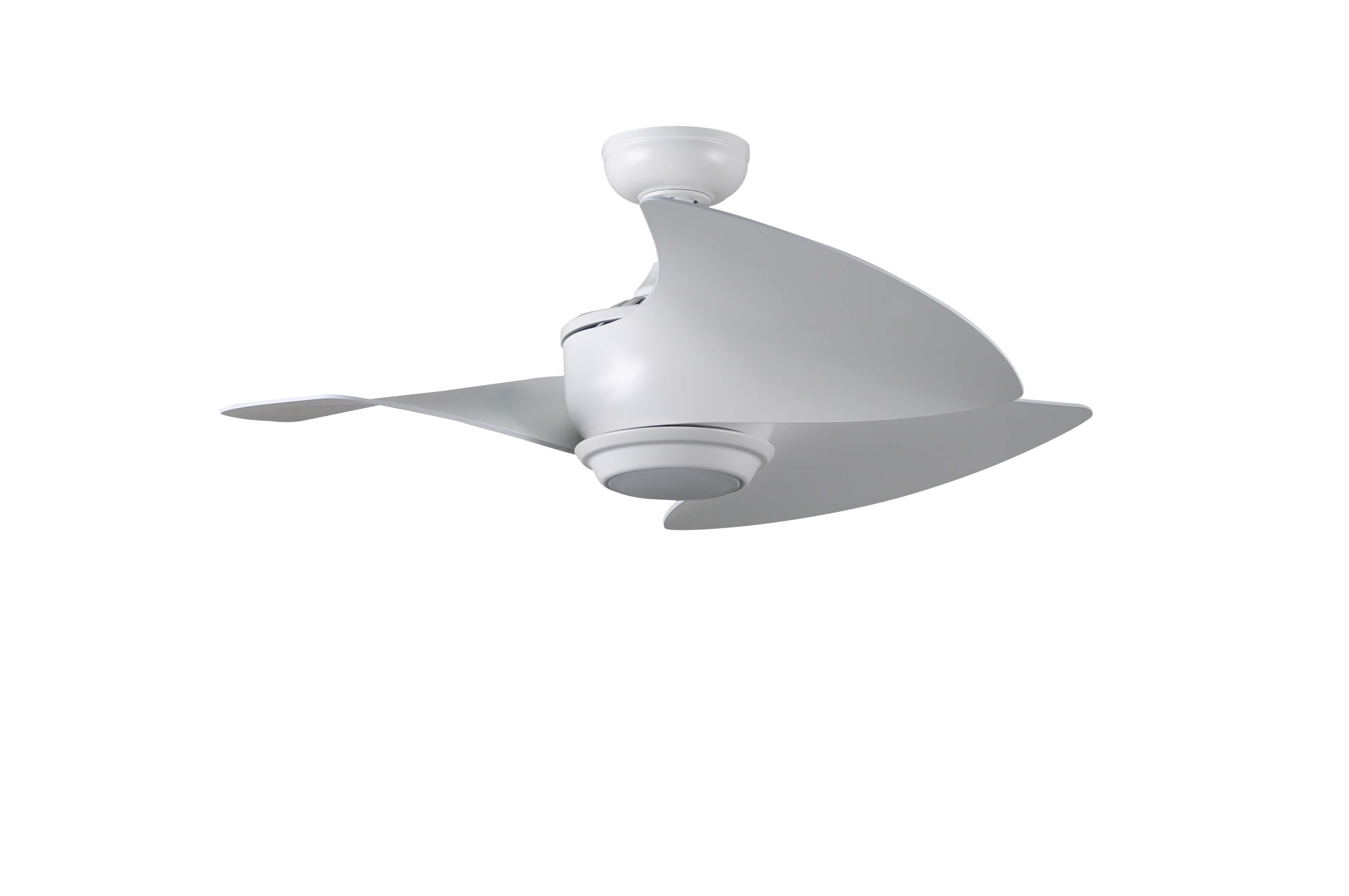 Ein weißer Deckenventilator mit drei gebogenen Flügeln, vor weißem Hintergrund.