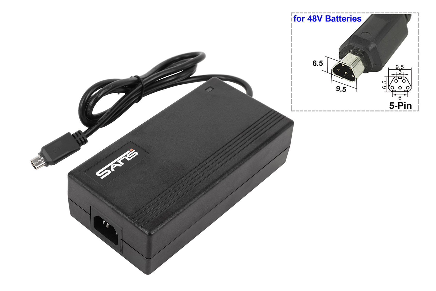 Schwarzes Netzteil für 48V-Batterien. Hat ein Etikett mit der Aufschrift SANS und einen 5-poligen Stecker.