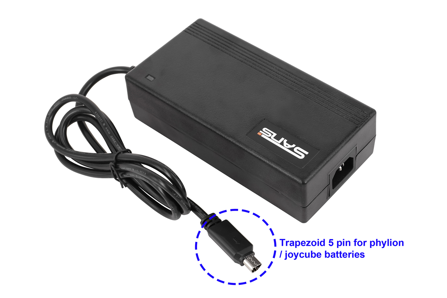 Schwarzes Netzteil für 48V-Batterien mit SANS-Etikett. Trapezförmiger 5-poliger Stecker.