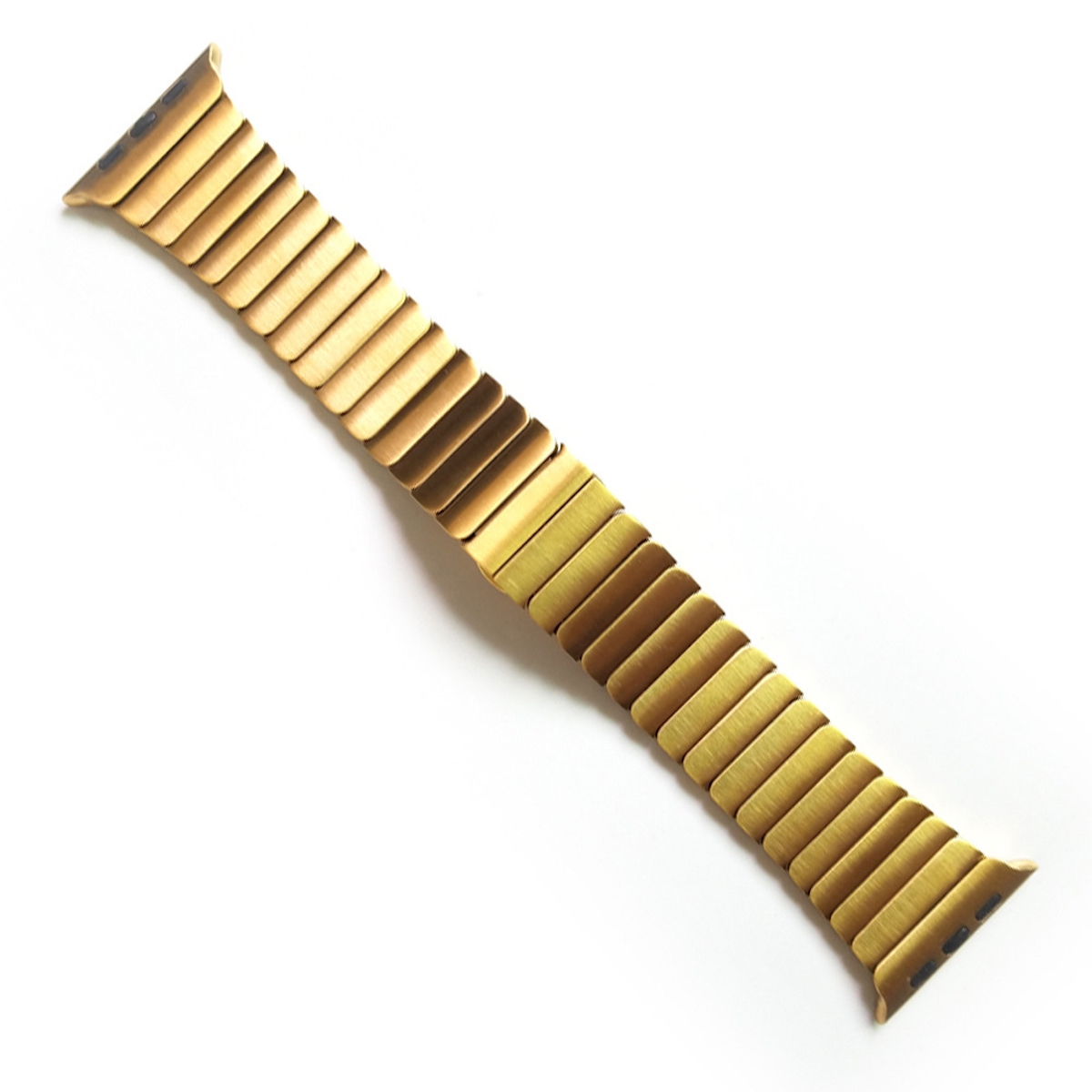 Goldenes Metall-Uhrenarmband, schräg auf weißem Untergrund.