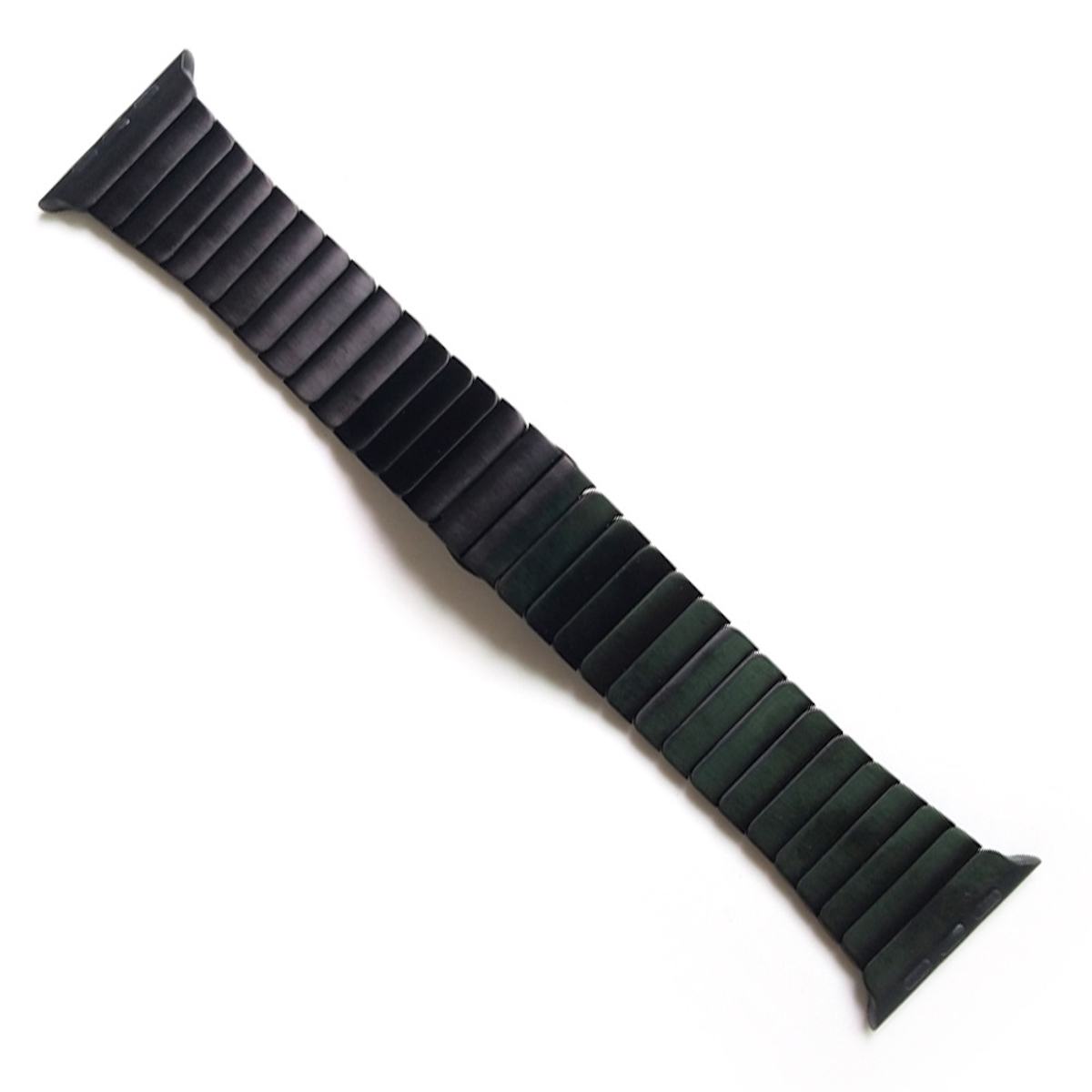 Schwarzes Uhrenarmband mit Magnetverschluss. Es hat ein segmentiertes Design und liegt auf weißem Grund.