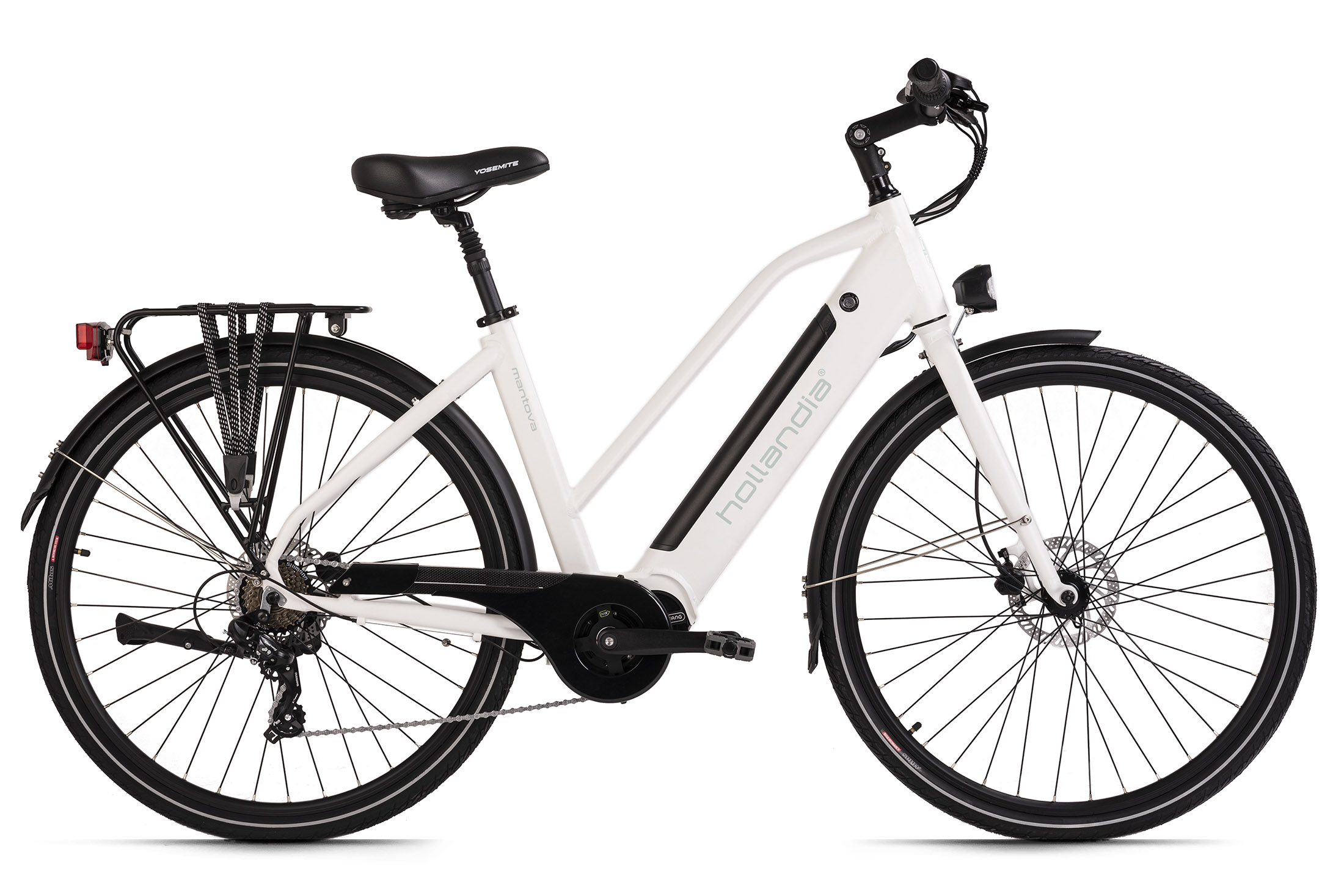 Weißes Elektrofahrrad. Schwarze Reifen, schwarzer Gepäckträger, weißer Rahmen. Weißer Hintergrund.