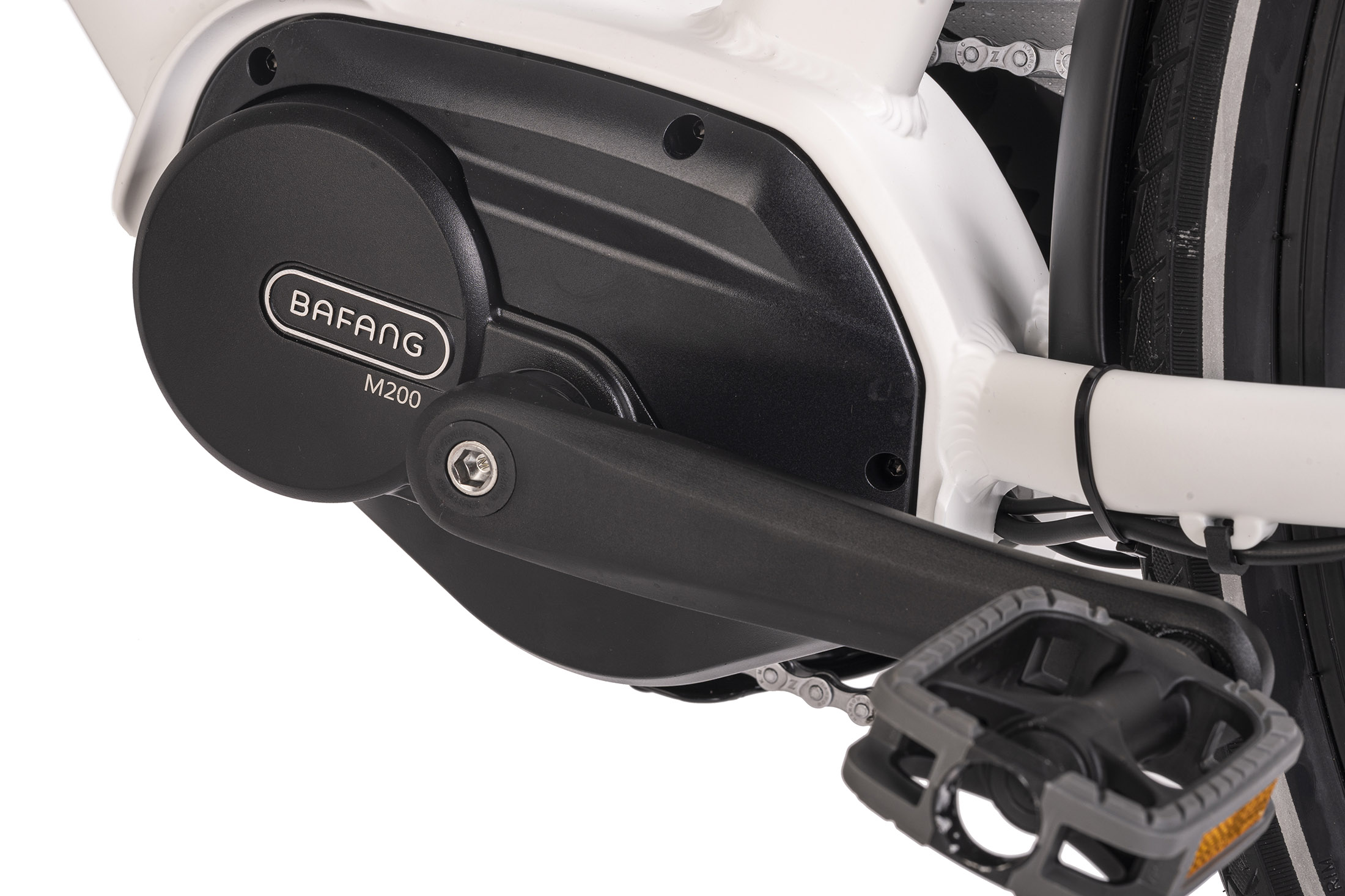 Nahaufnahme eines schwarzen Bafang M200 Motors an einem Fahrrad. Weißer Hintergrund.